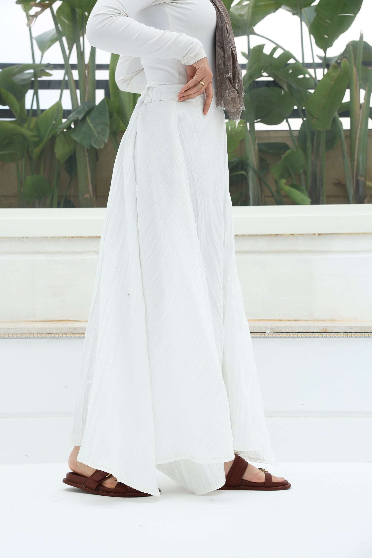 Crushed skirt in shimmered White cotton تنورة بكسرات من القطن أبيض بلمعه خفيفه