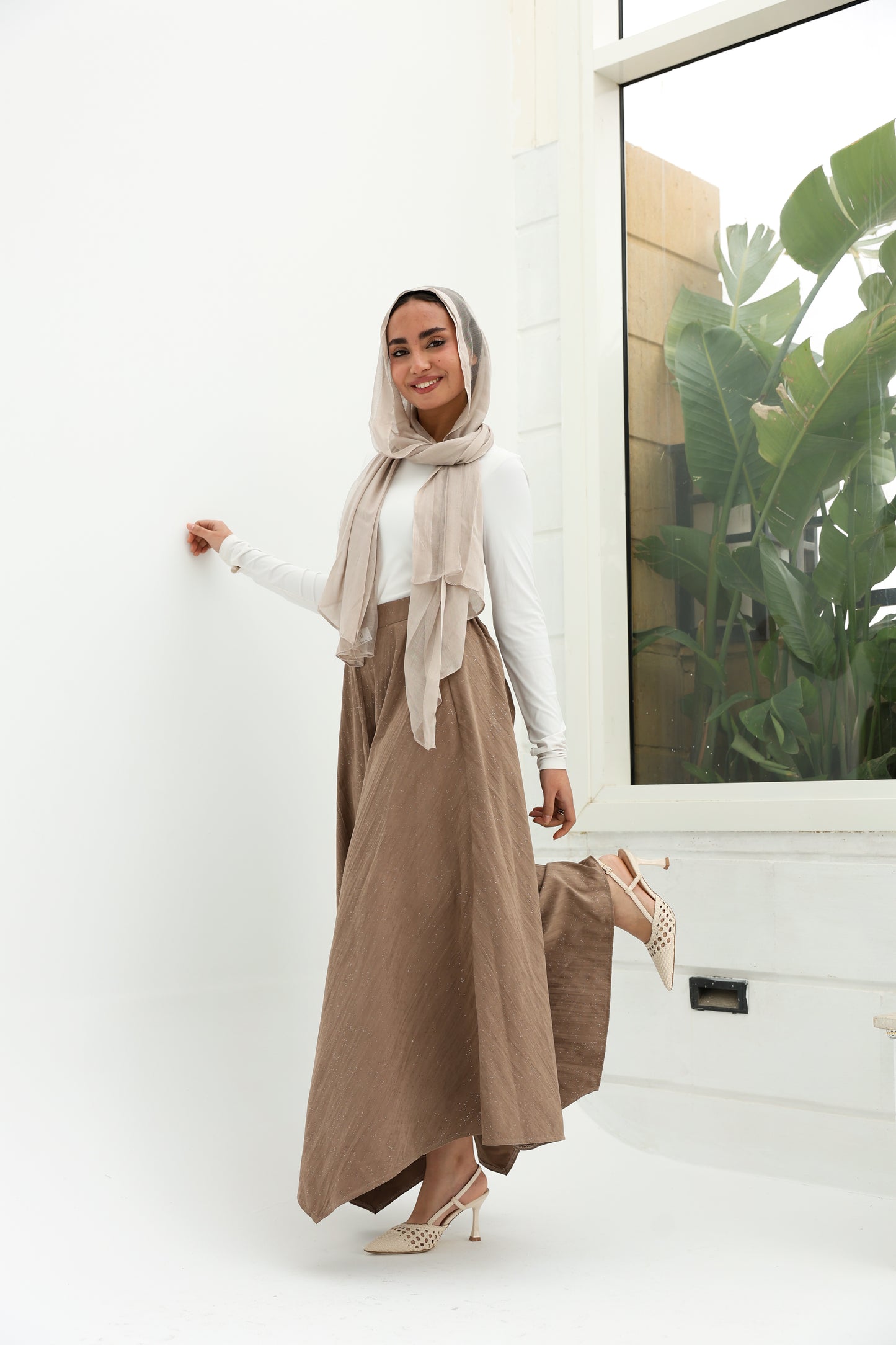 Crushed skirt in shimmered mocha تنورة بكسرات بلون الموكا بلمعة خفيفه