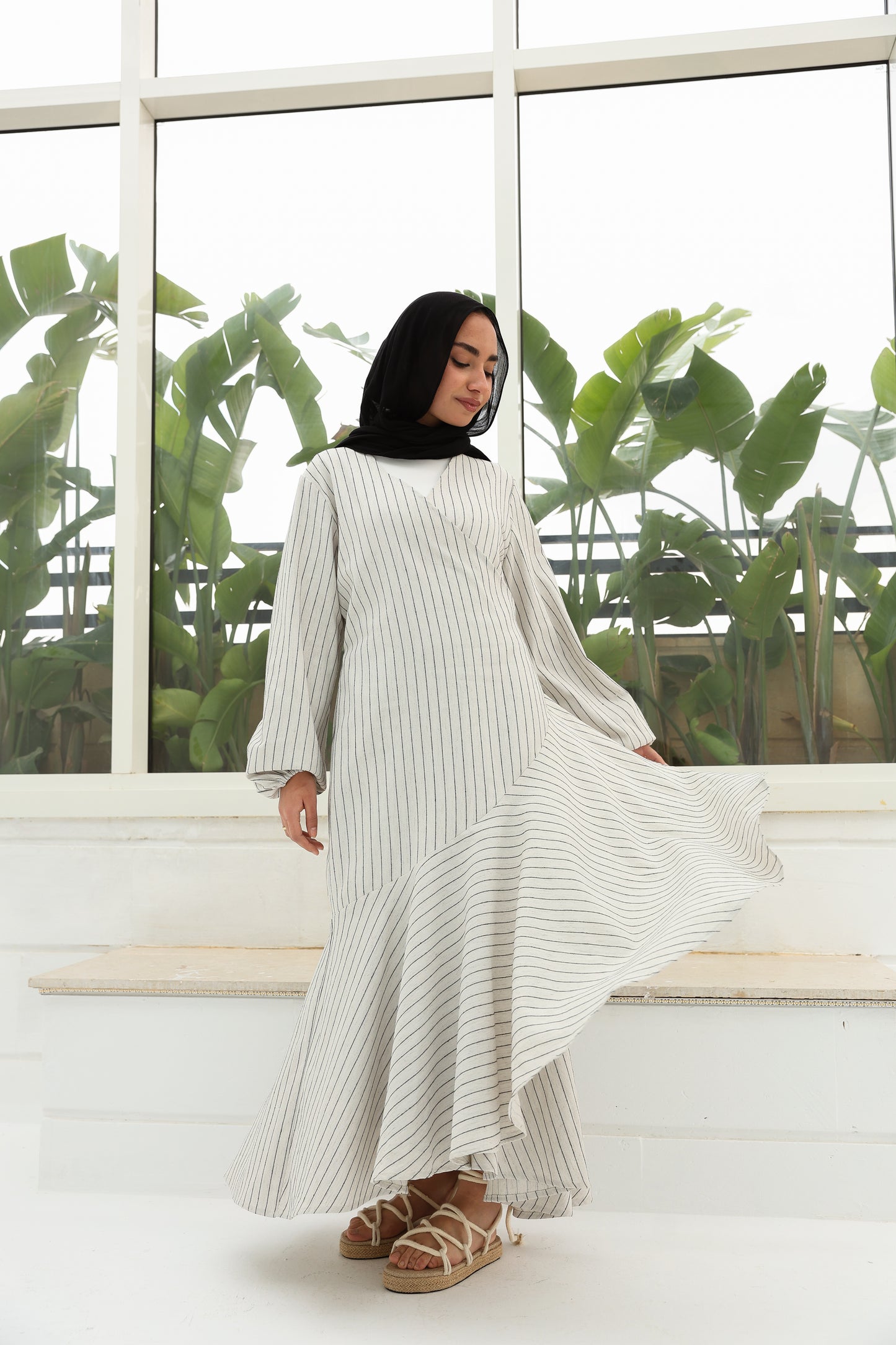 Wrap striped linen in beige فستان كتان مخطط بلون البيج بنمط اللف