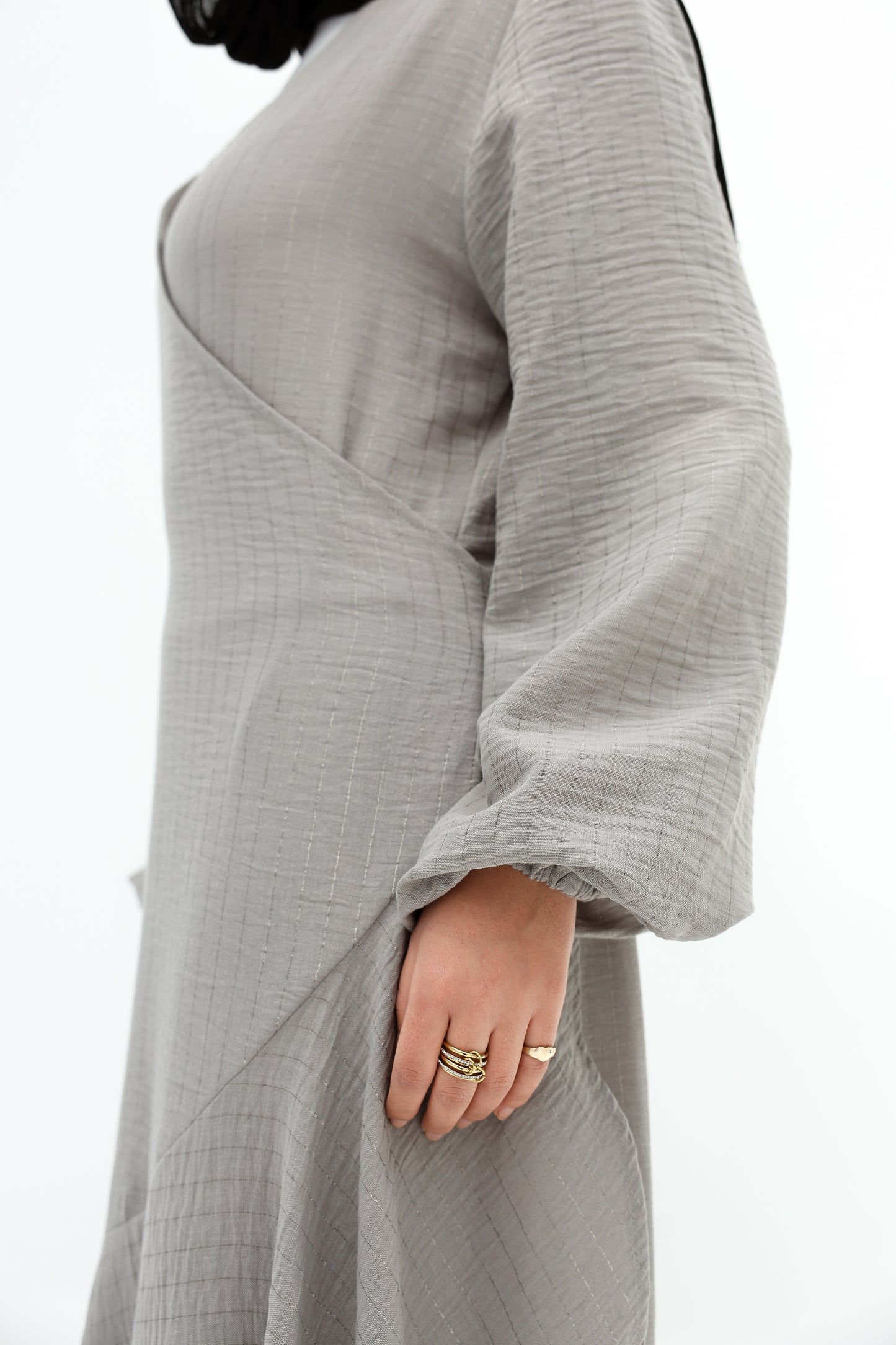 Wrap striped linen in gray فستان كتان مخطط بلون الرمادي بنمط اللف