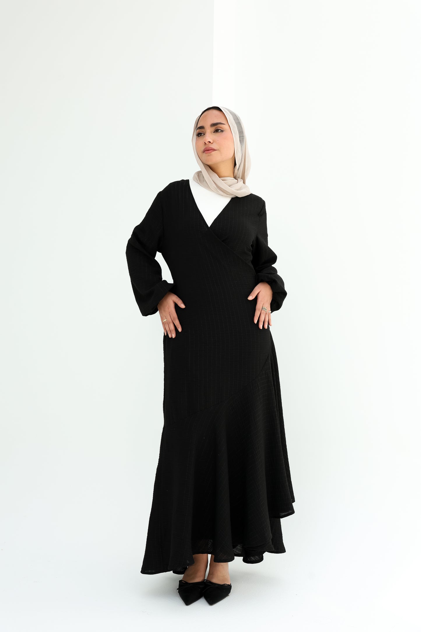 Wrap striped linen in black فستان كتان مخطط بلون الاسود بنمط اللف