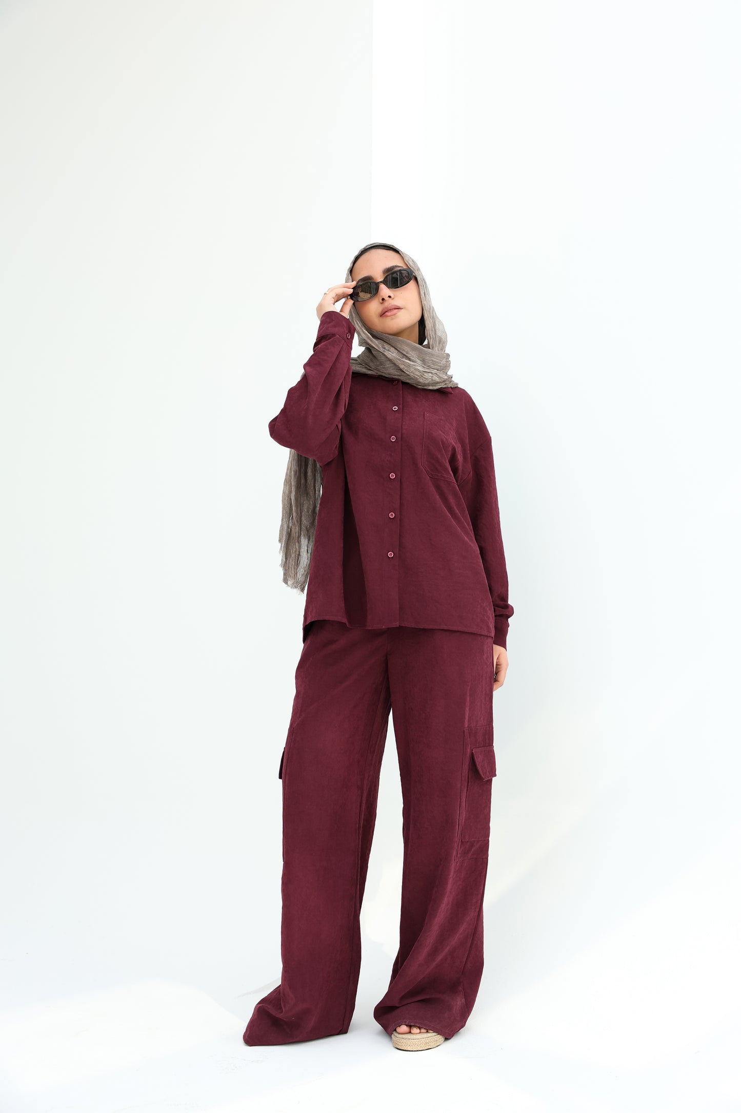 Versatile Cobra-fabric pants in Burgundy