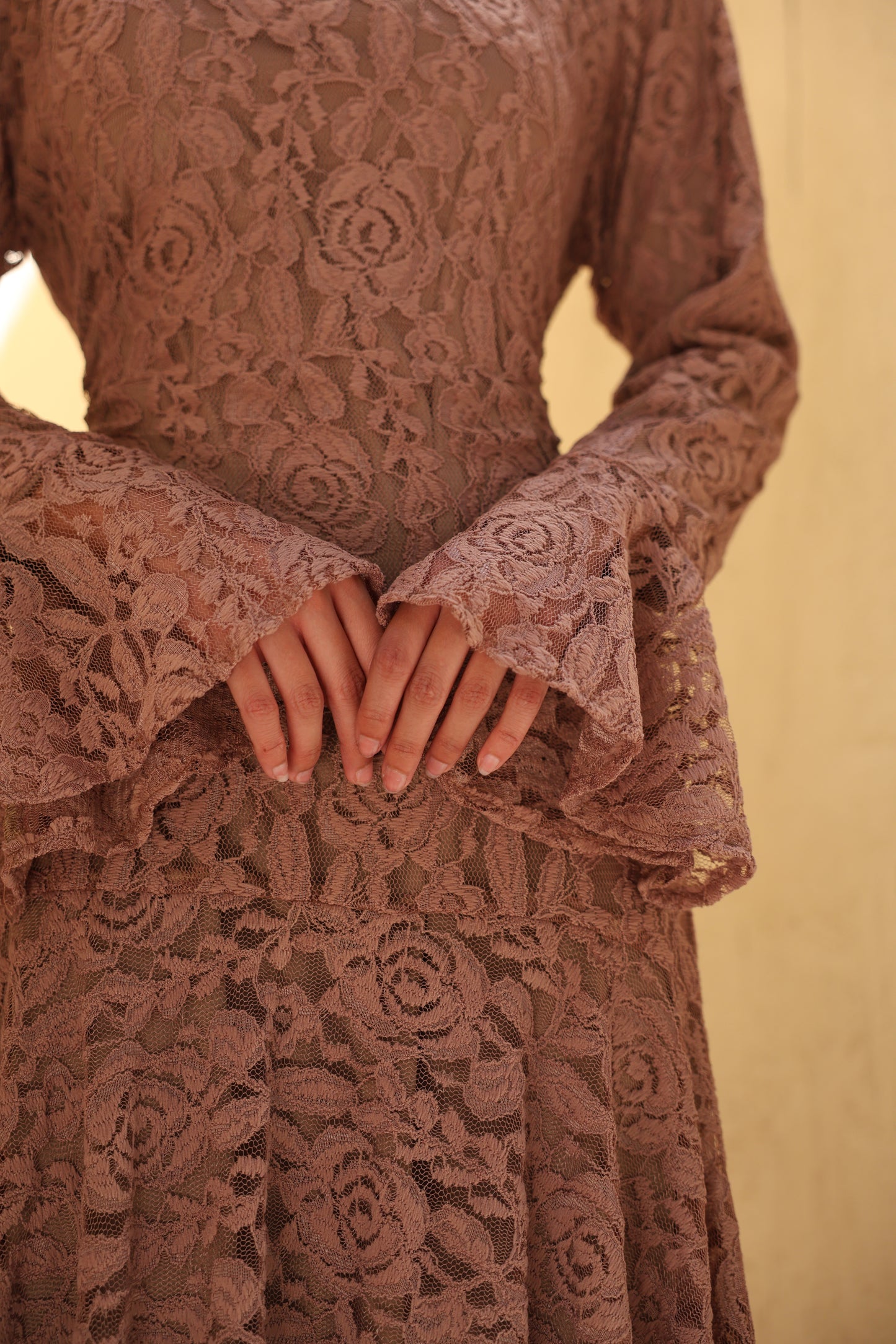 Lace flowery dress in beige fully lined*