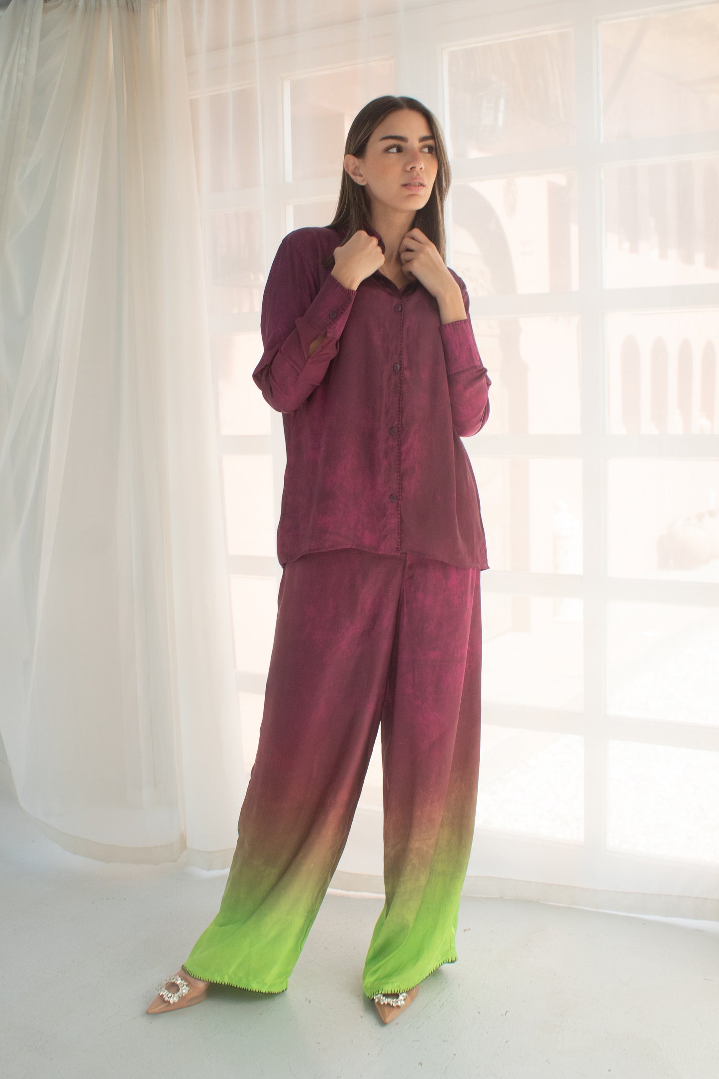 Printed light satin set in burgundy