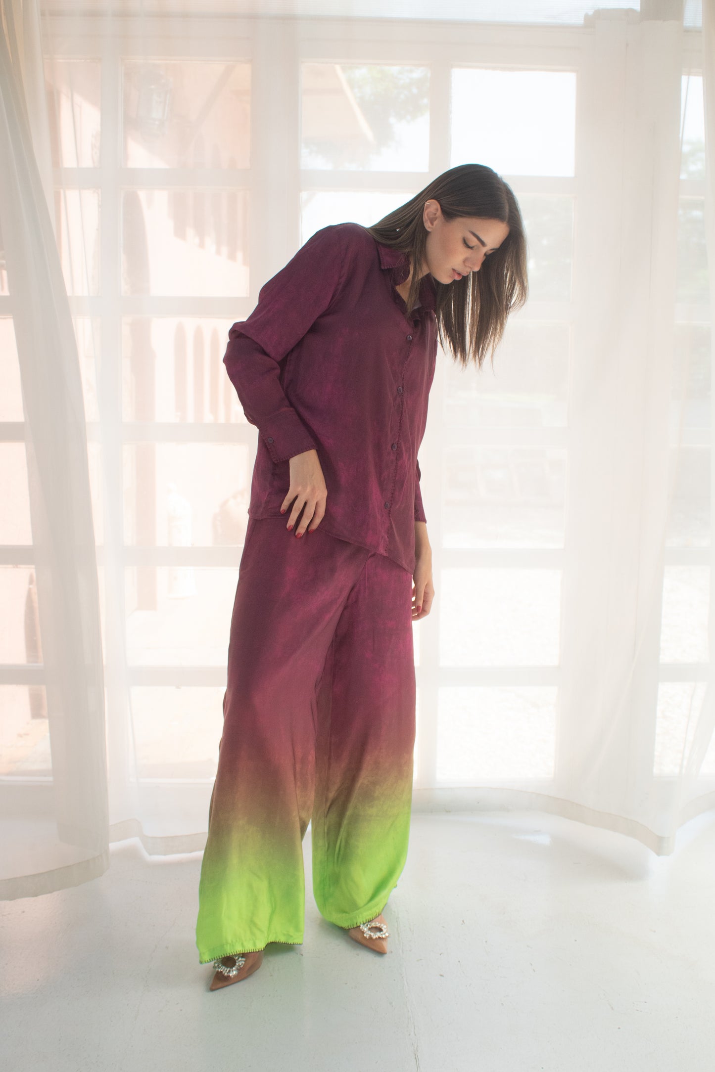 Printed light satin set in burgundy