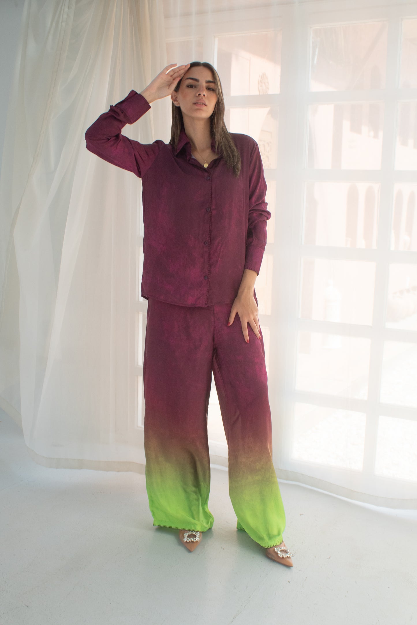 Printed light satin set in burgundy