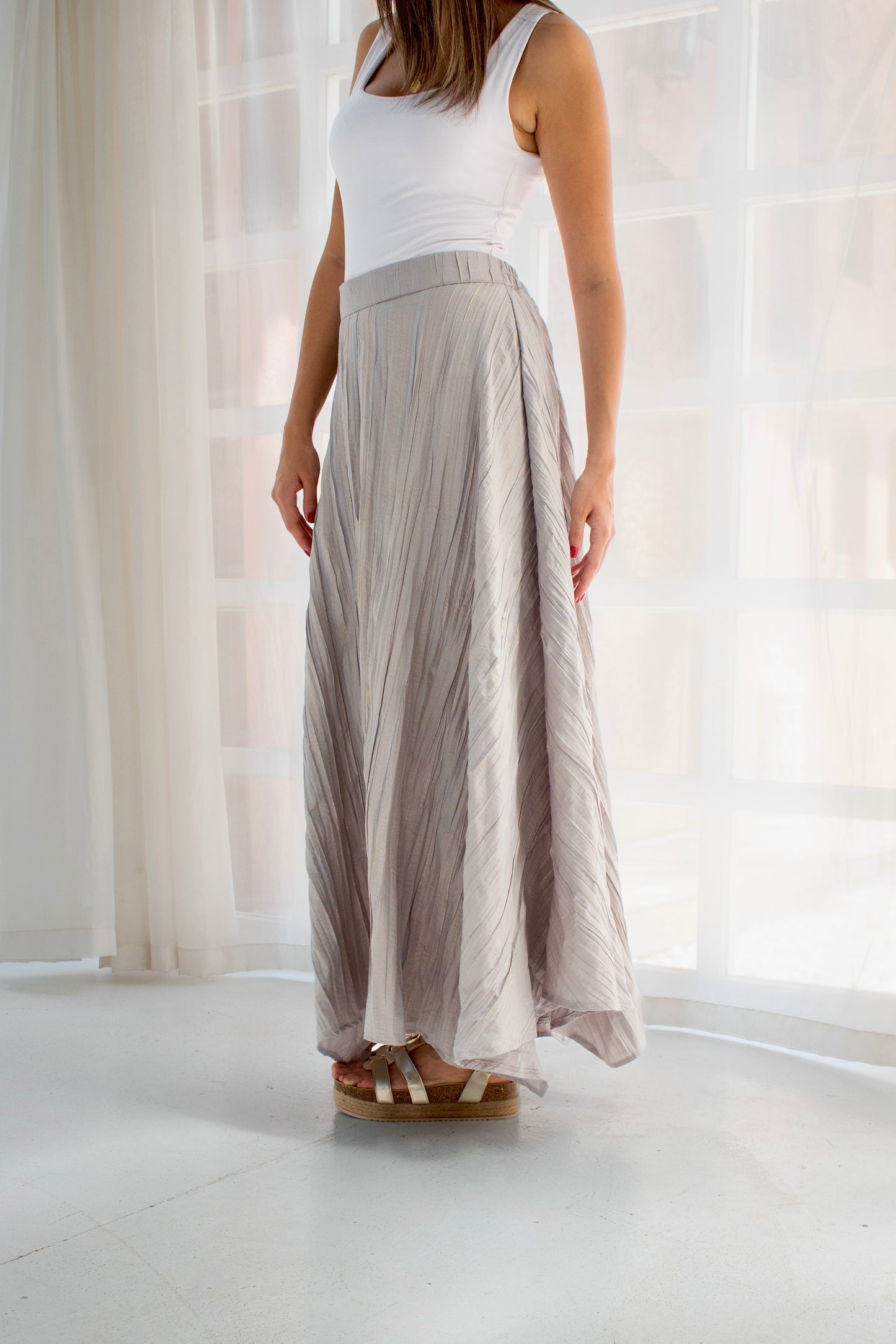 Crushed skirt in shimmered gray