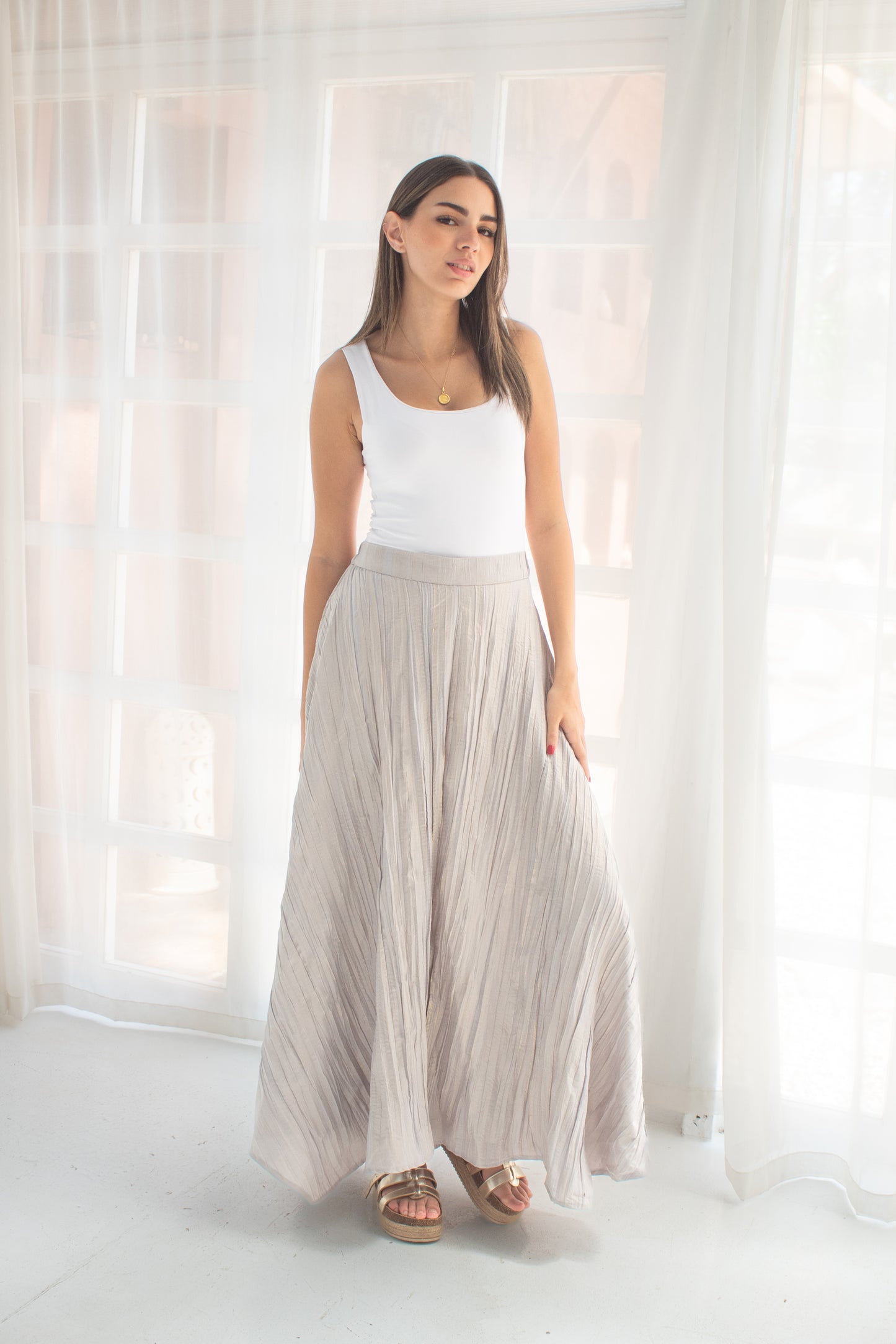 Crushed skirt in shimmered gray