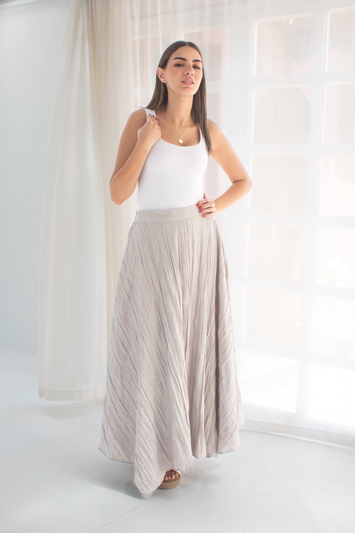 Crushed skirt in shimmered gray