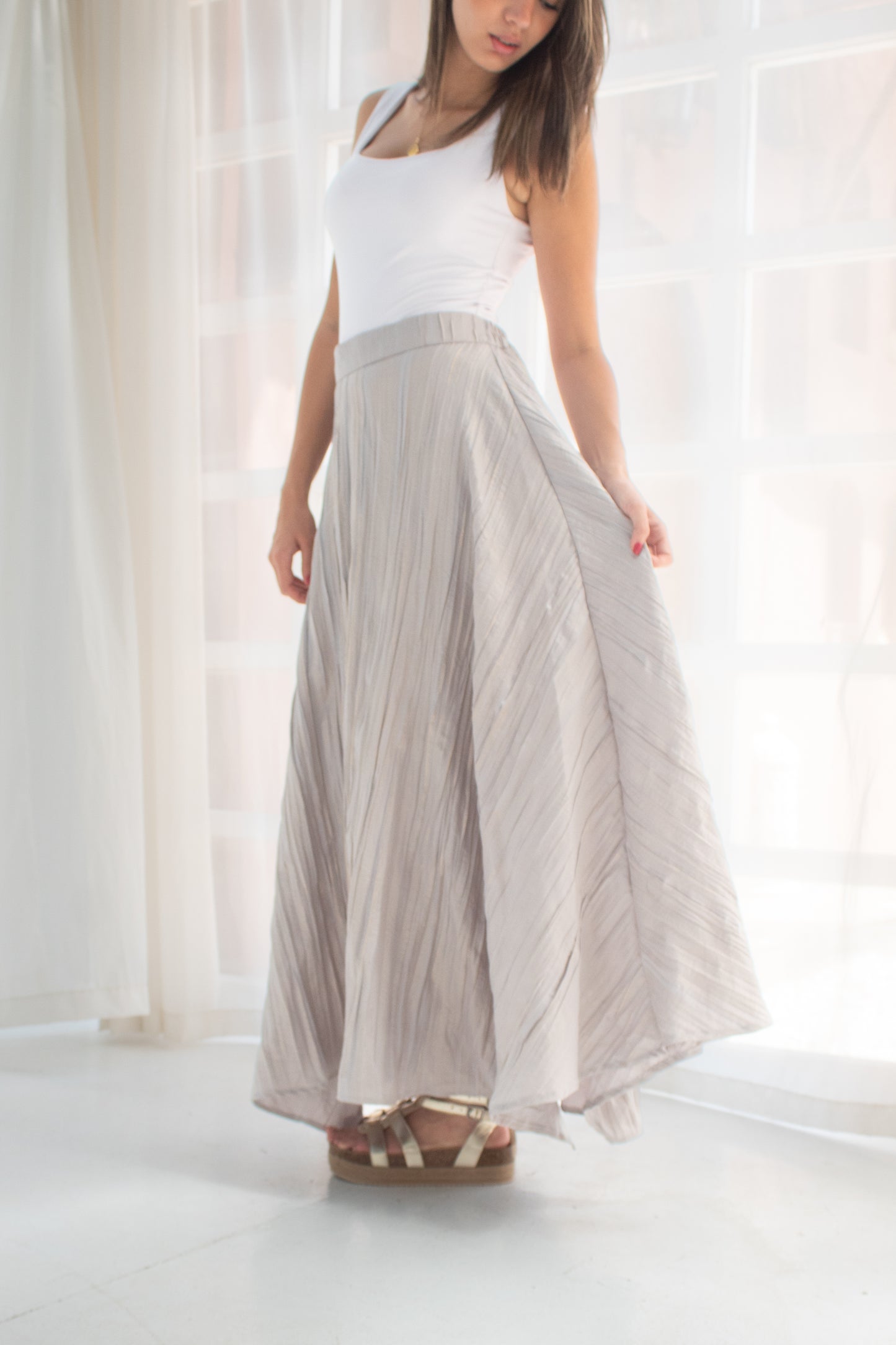 Crushed skirt in shimmered gray