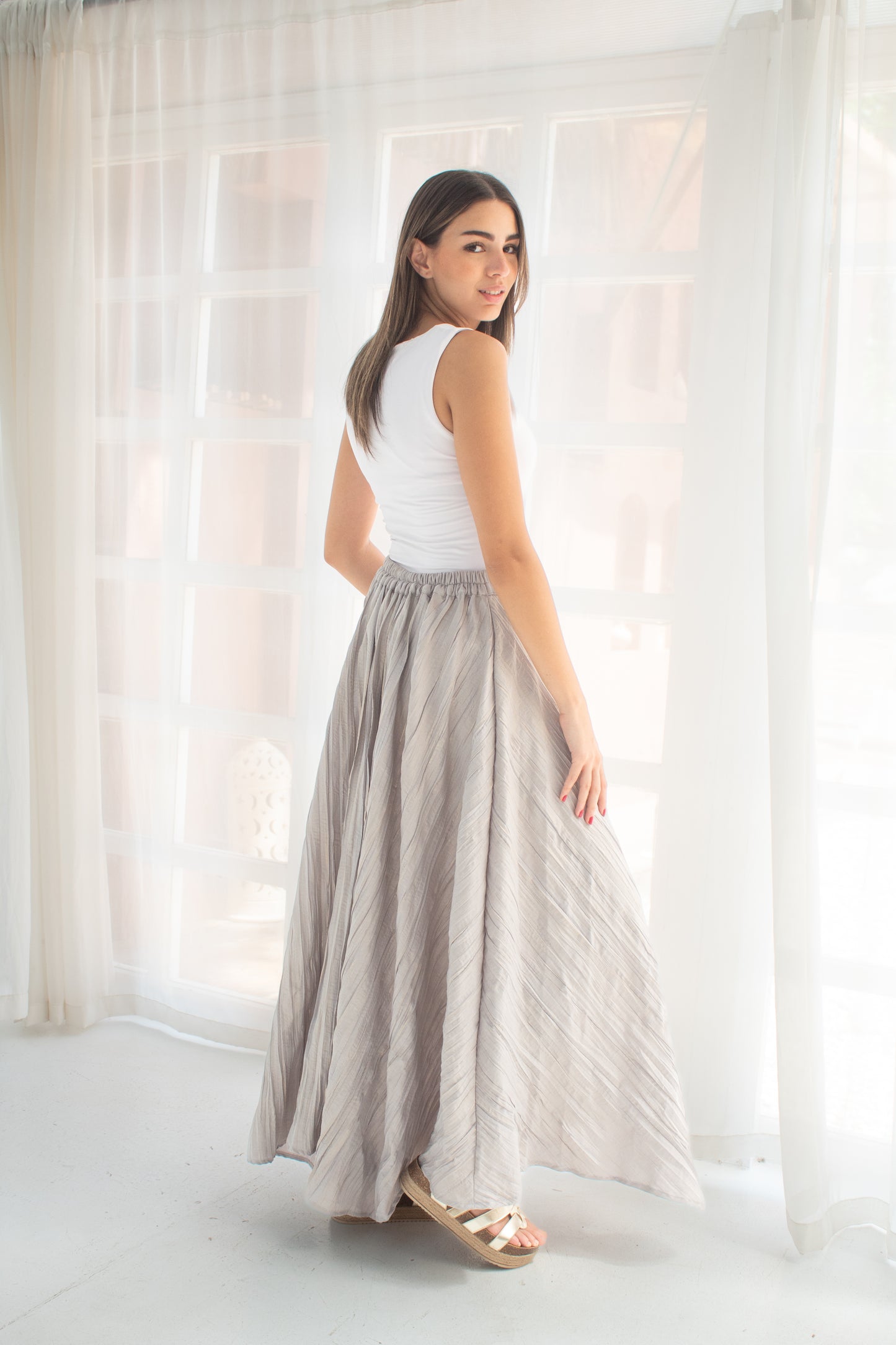 Crushed skirt in shimmered gray