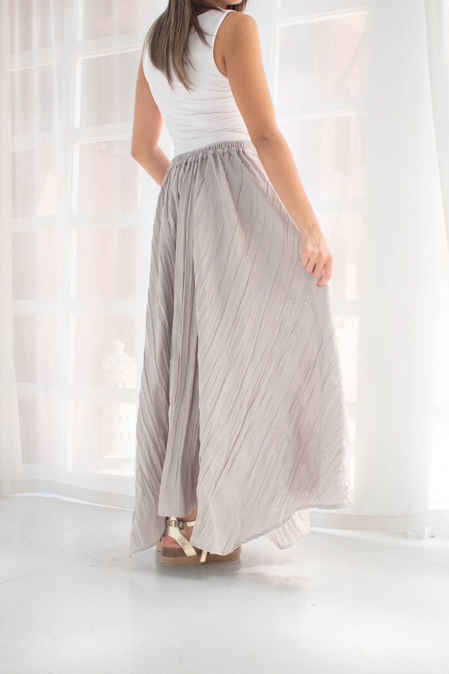 Crushed skirt in shimmered gray