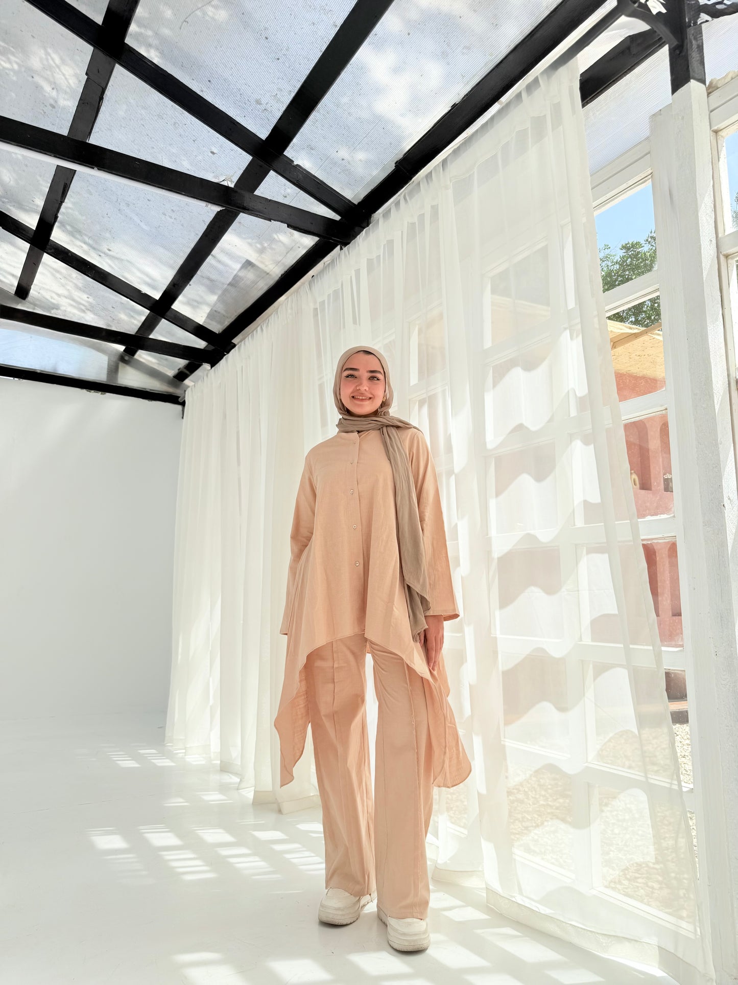 Shimmery linen set in light beige