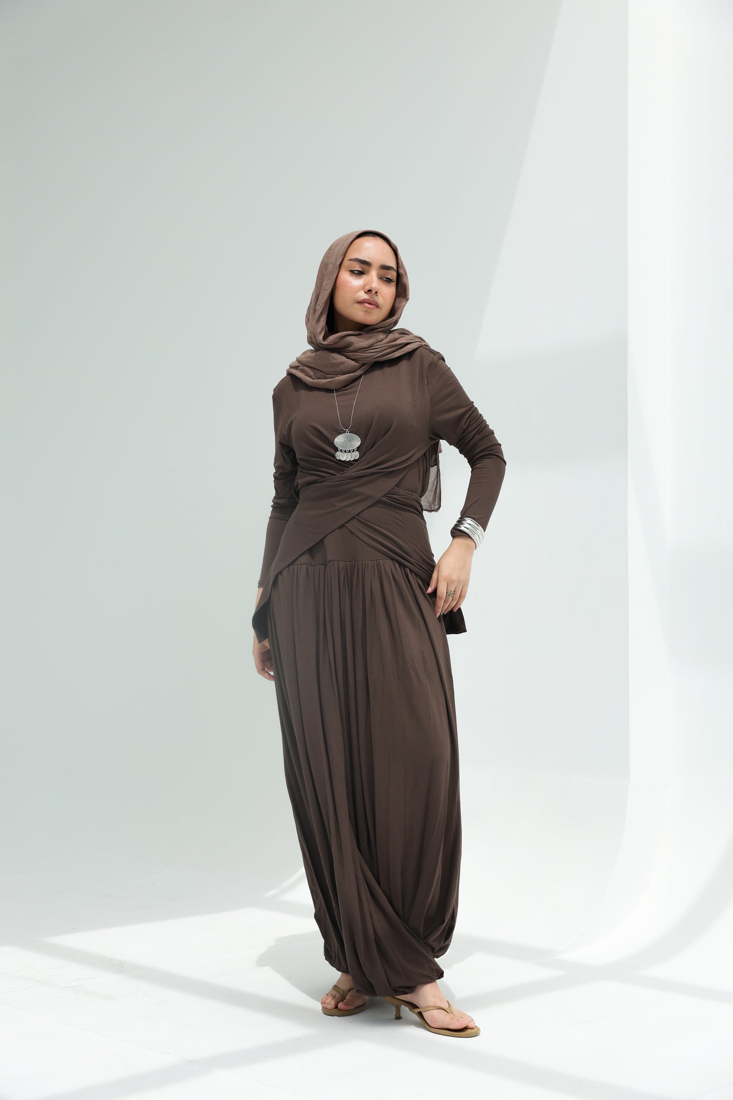 Sula set in brown