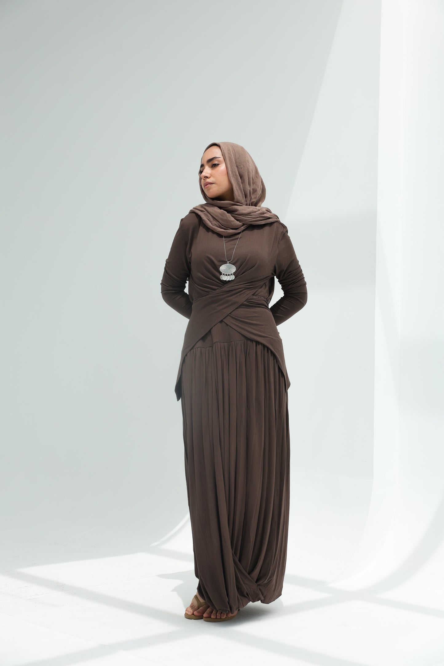 Sula set in brown