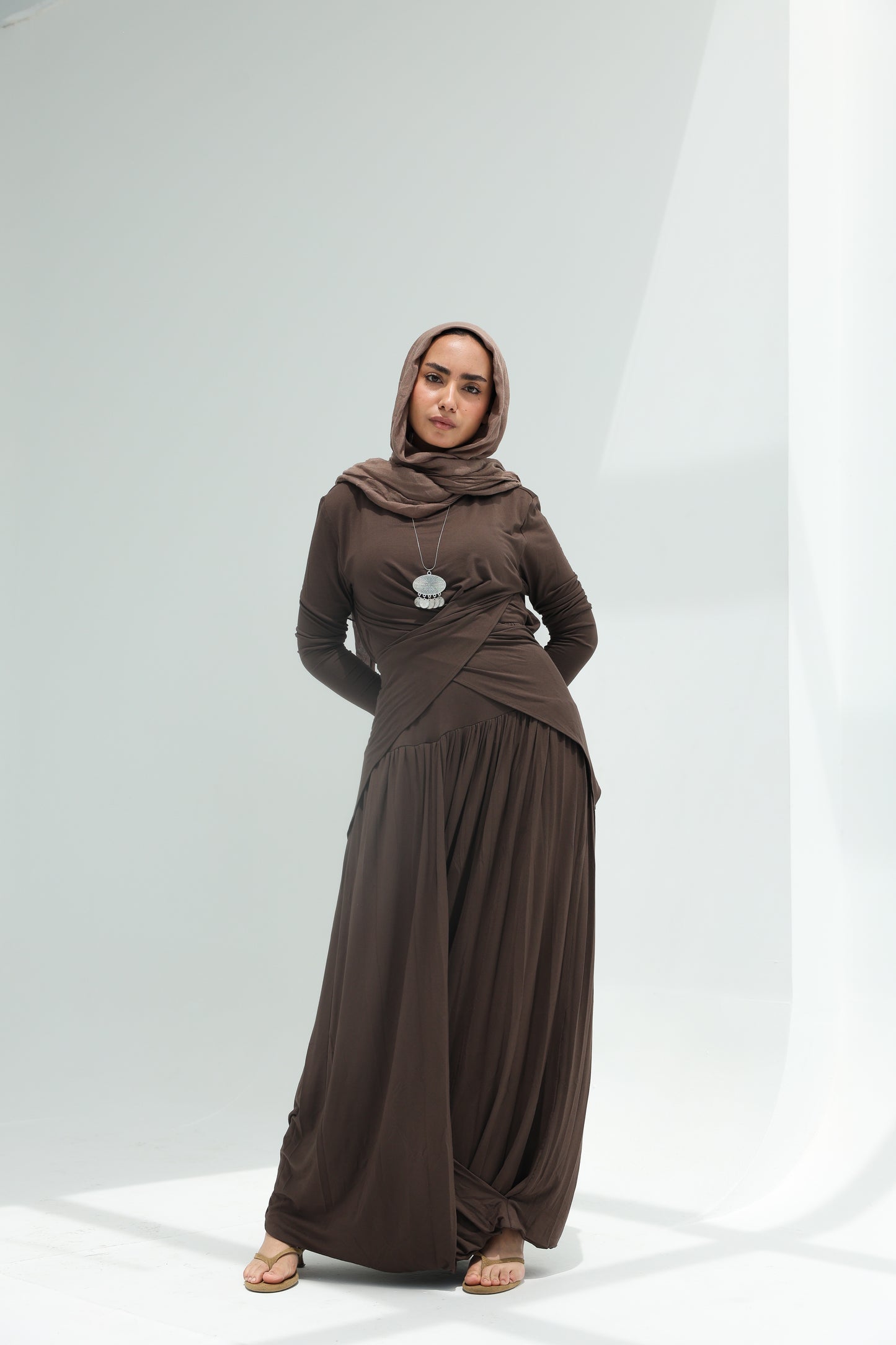 Sula set in brown