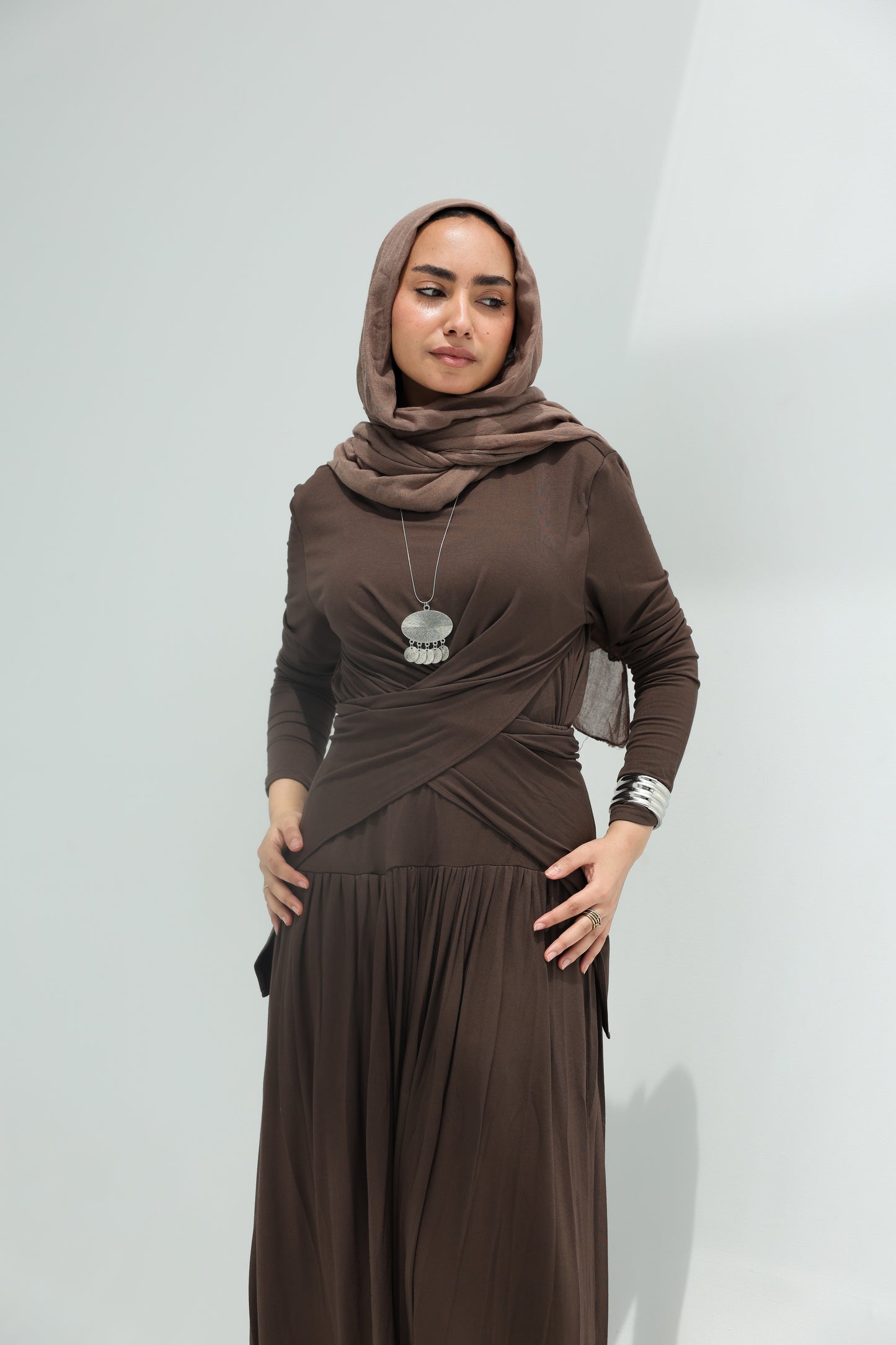 Sula set in brown