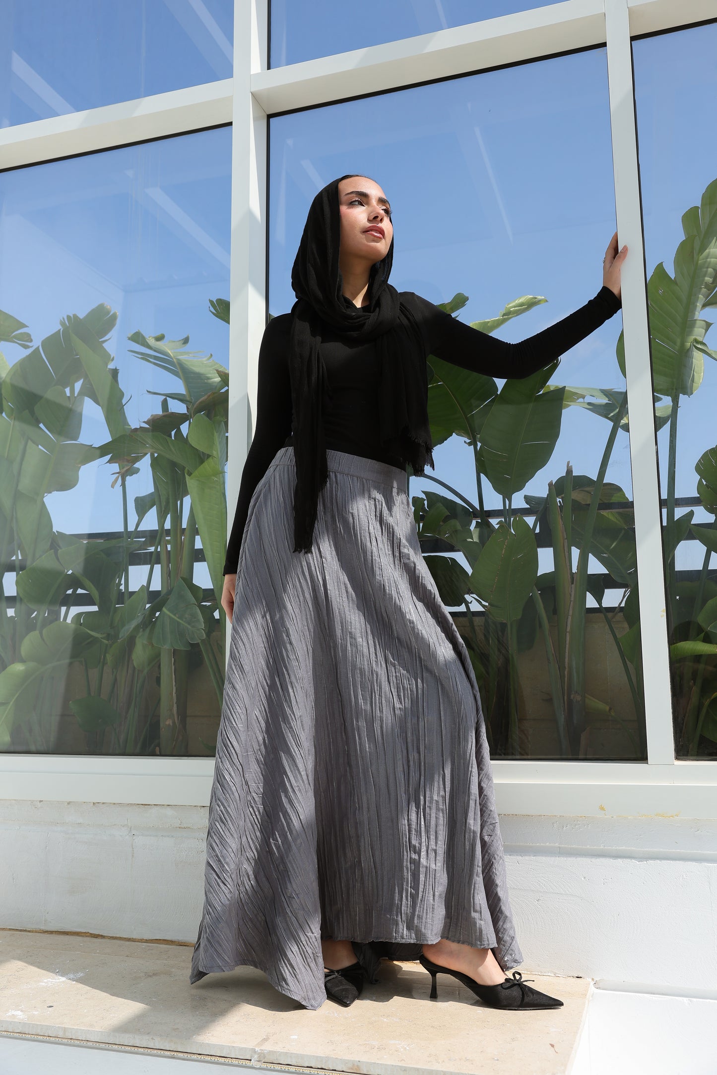 Crushed skirt in shimmered Gray  تنورة بكسرات من القطن الرمادي بلمعة خفيف