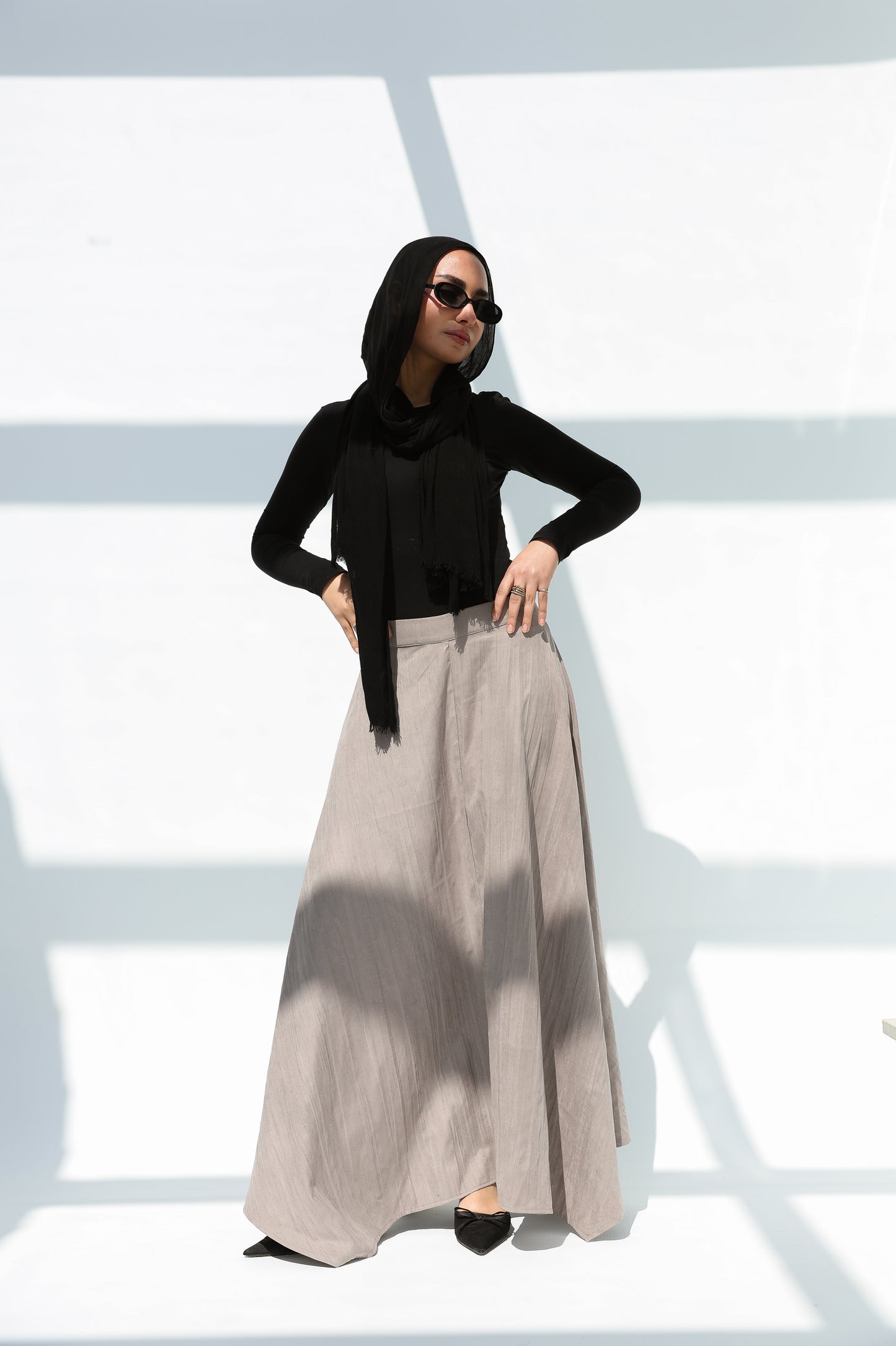 Crushed skirt in shimmered light gray تنورة بكسرات بلون الموكا بلمعة خفيف