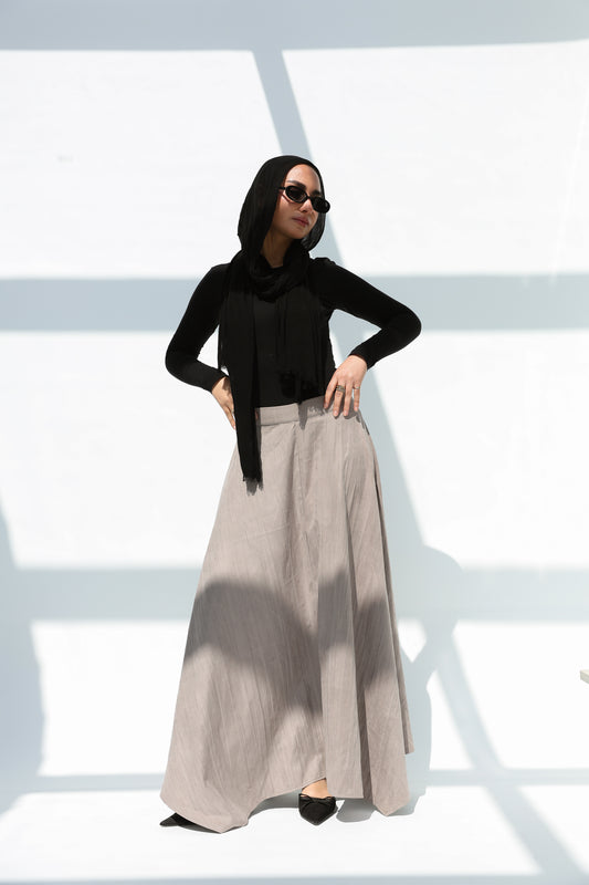Crushed skirt in shimmered light gray تنورة بكسرات بلون الموكا بلمعة خفيف
