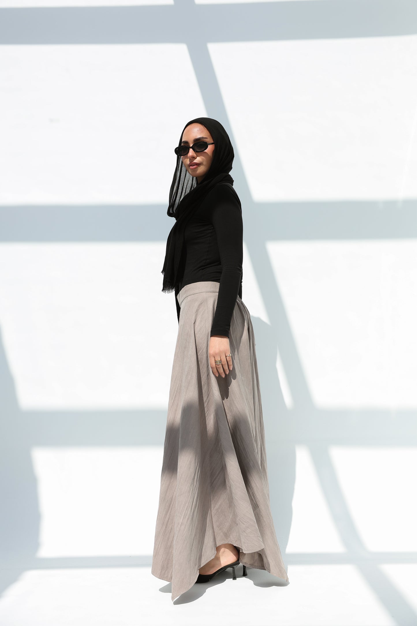 Crushed skirt in shimmered light gray تنورة بكسرات بلون الموكا بلمعة خفيف