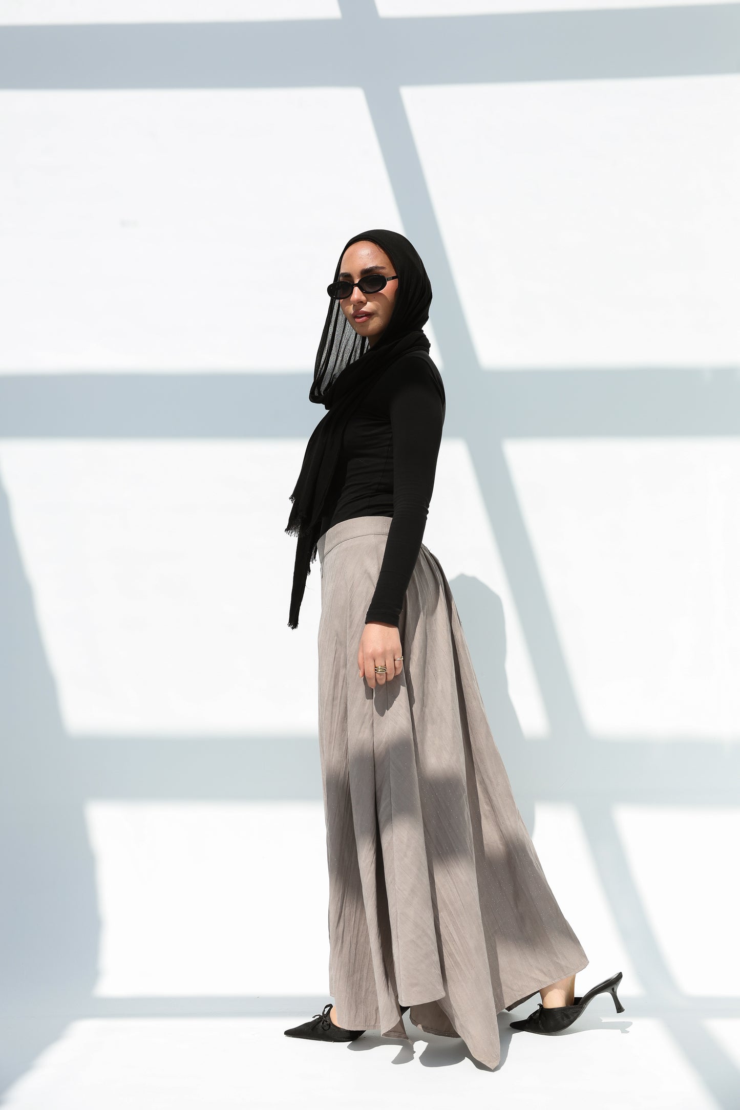 Crushed skirt in shimmered light gray تنورة بكسرات بلون الموكا بلمعة خفيف