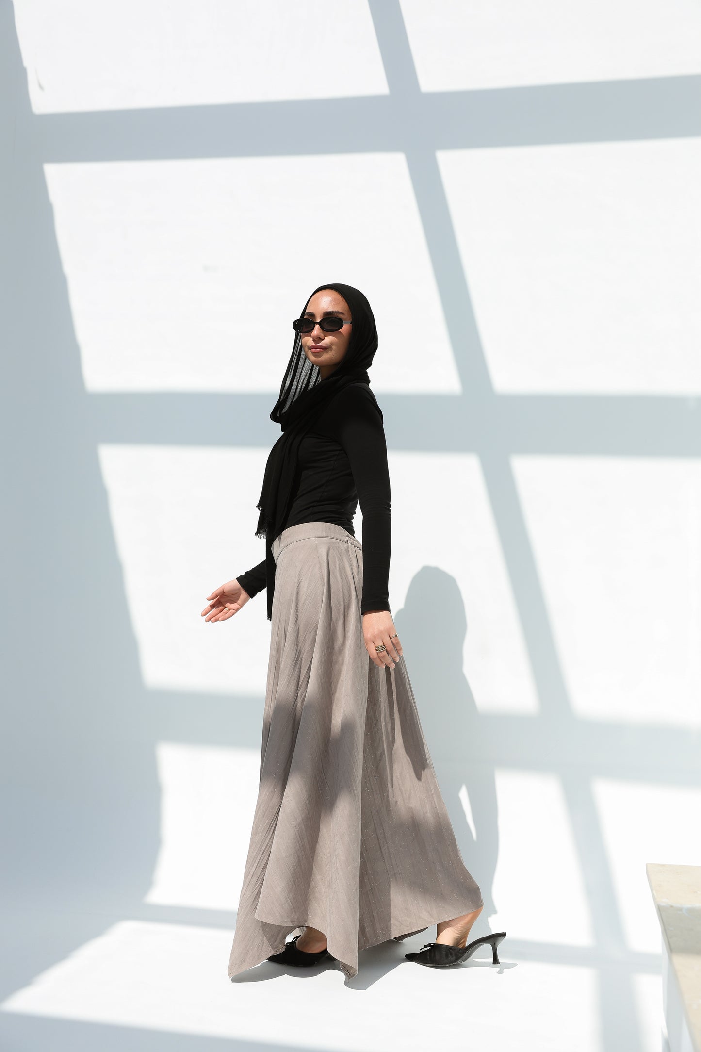 Crushed skirt in shimmered light gray تنورة بكسرات بلون الموكا بلمعة خفيف