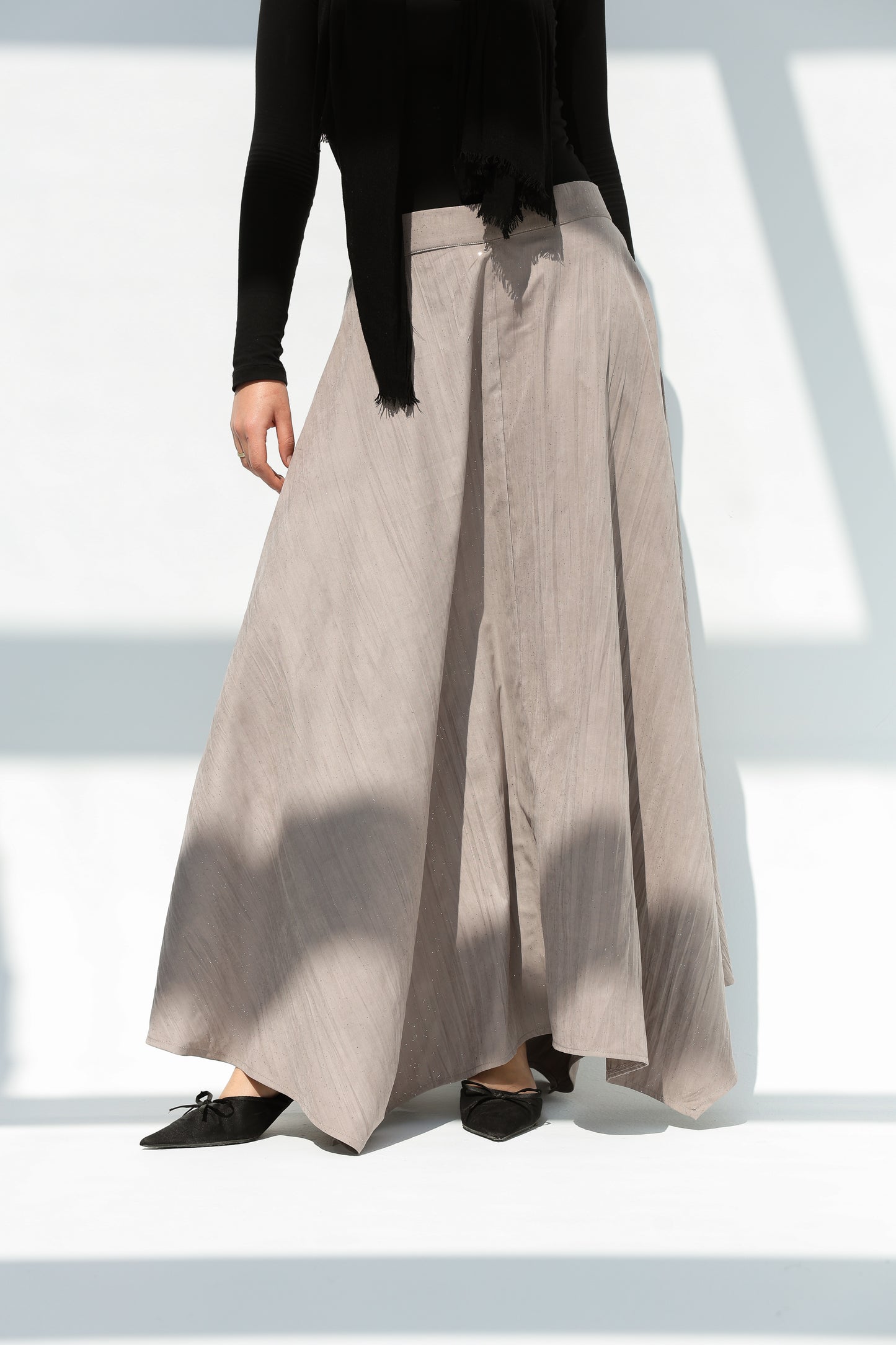 Crushed skirt in shimmered light gray تنورة بكسرات بلون الموكا بلمعة خفيف