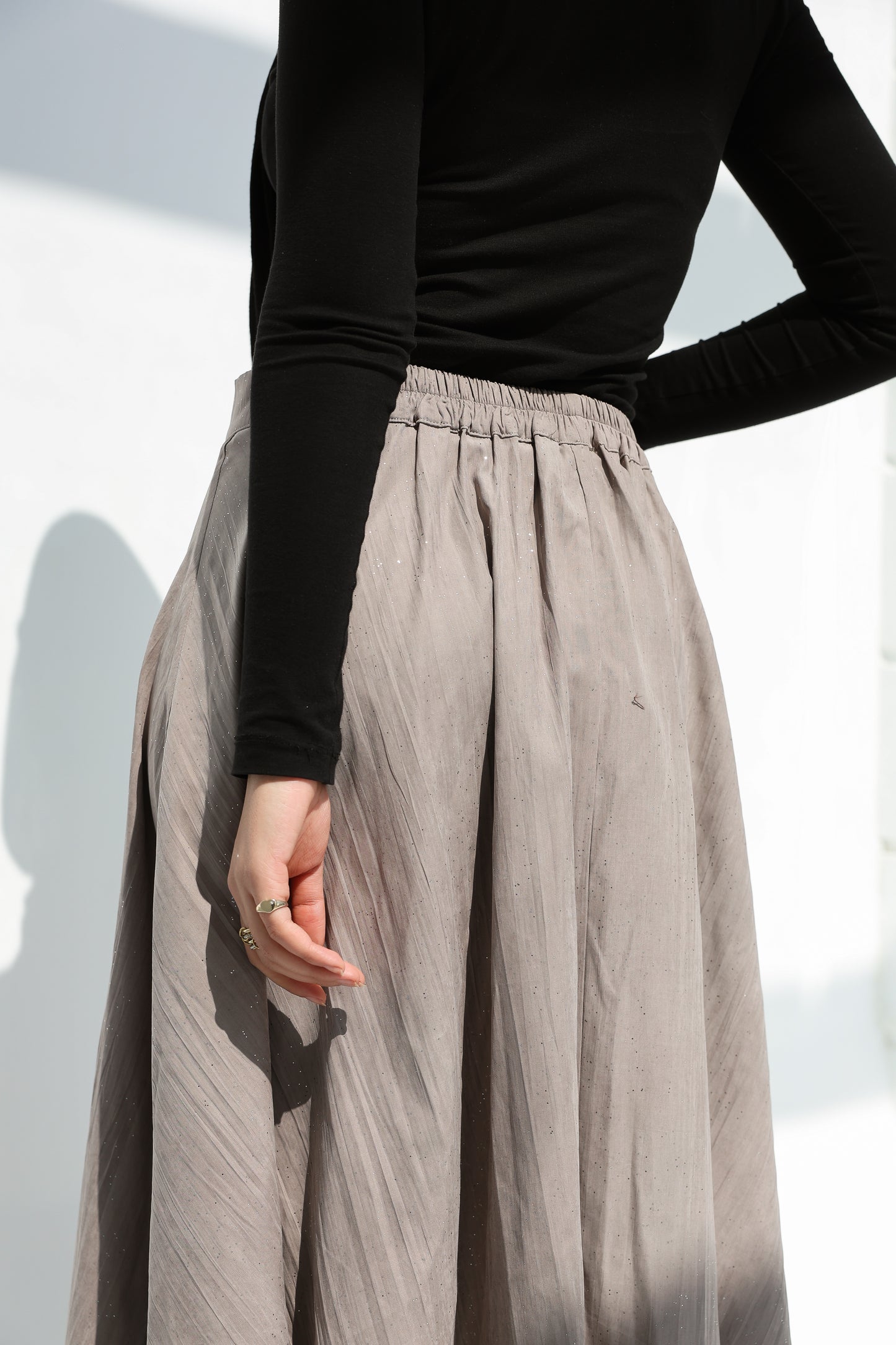 Crushed skirt in shimmered light gray تنورة بكسرات بلون الموكا بلمعة خفيف