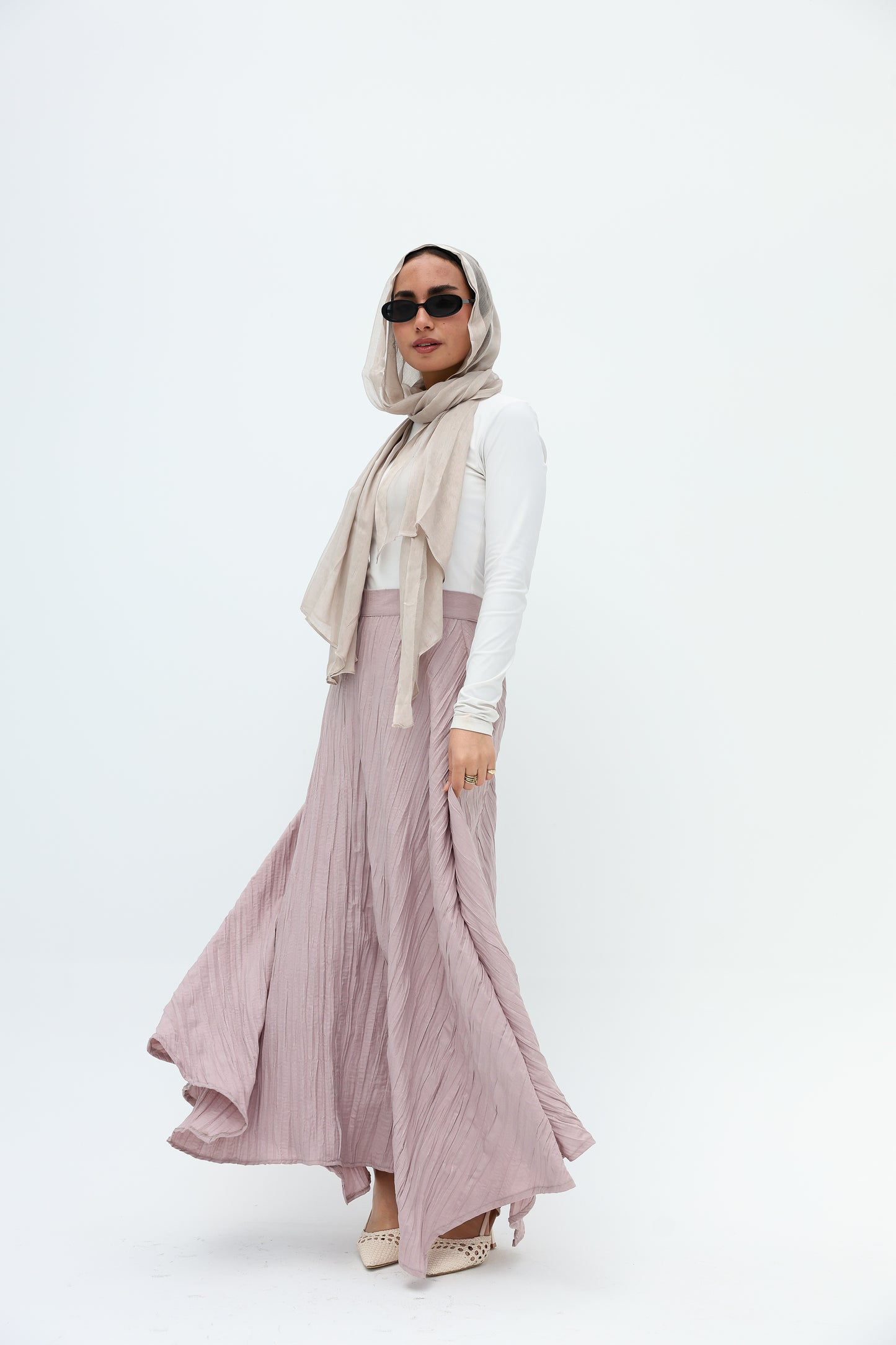 Crushed skirt in shimmered Kashmir تنورة بكسرات من القطن كشمير بلمعة خفيف