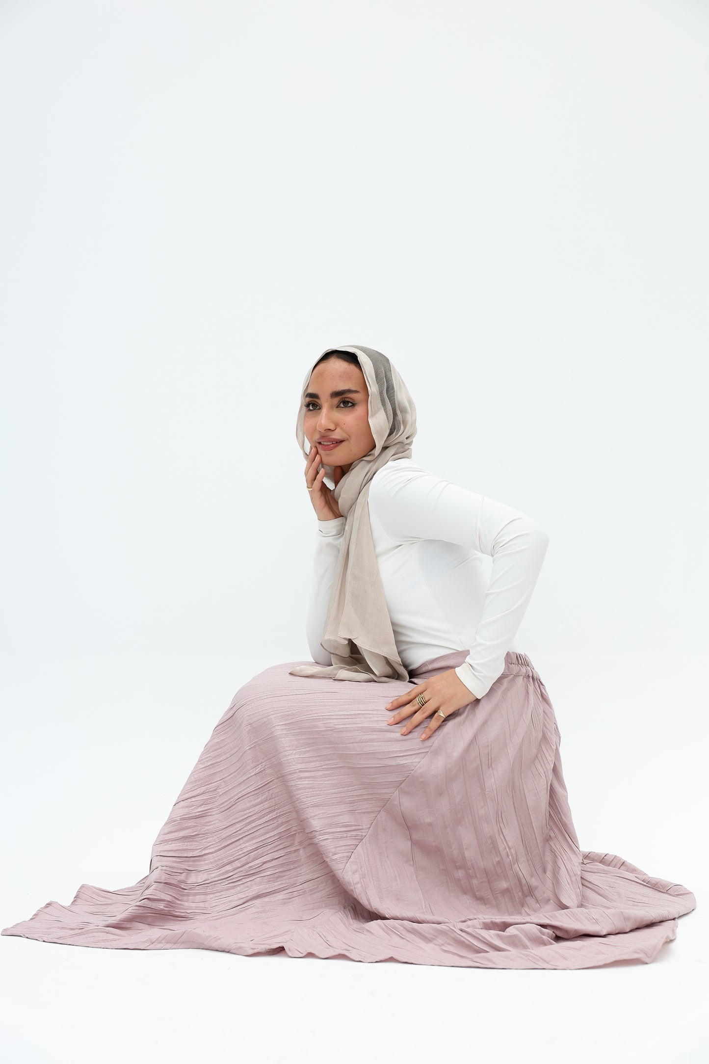 Crushed skirt in shimmered Kashmir تنورة بكسرات من القطن كشمير بلمعة خفيف