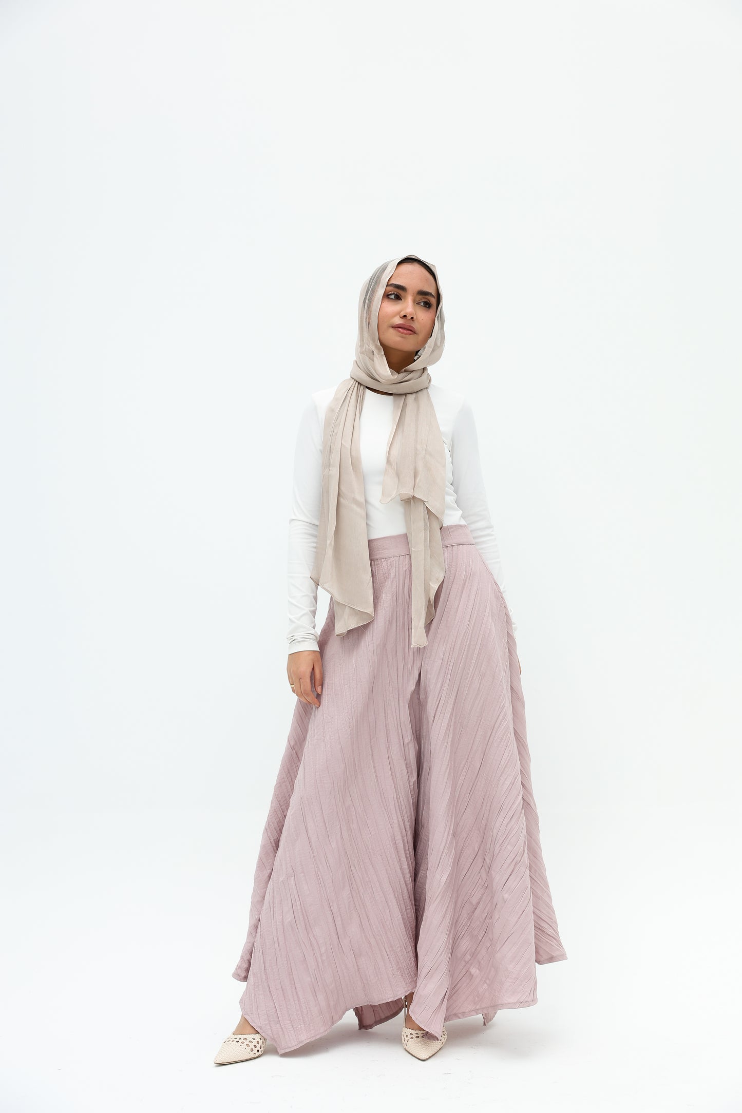 Crushed skirt in shimmered Kashmir تنورة بكسرات من القطن كشمير بلمعة خفيف