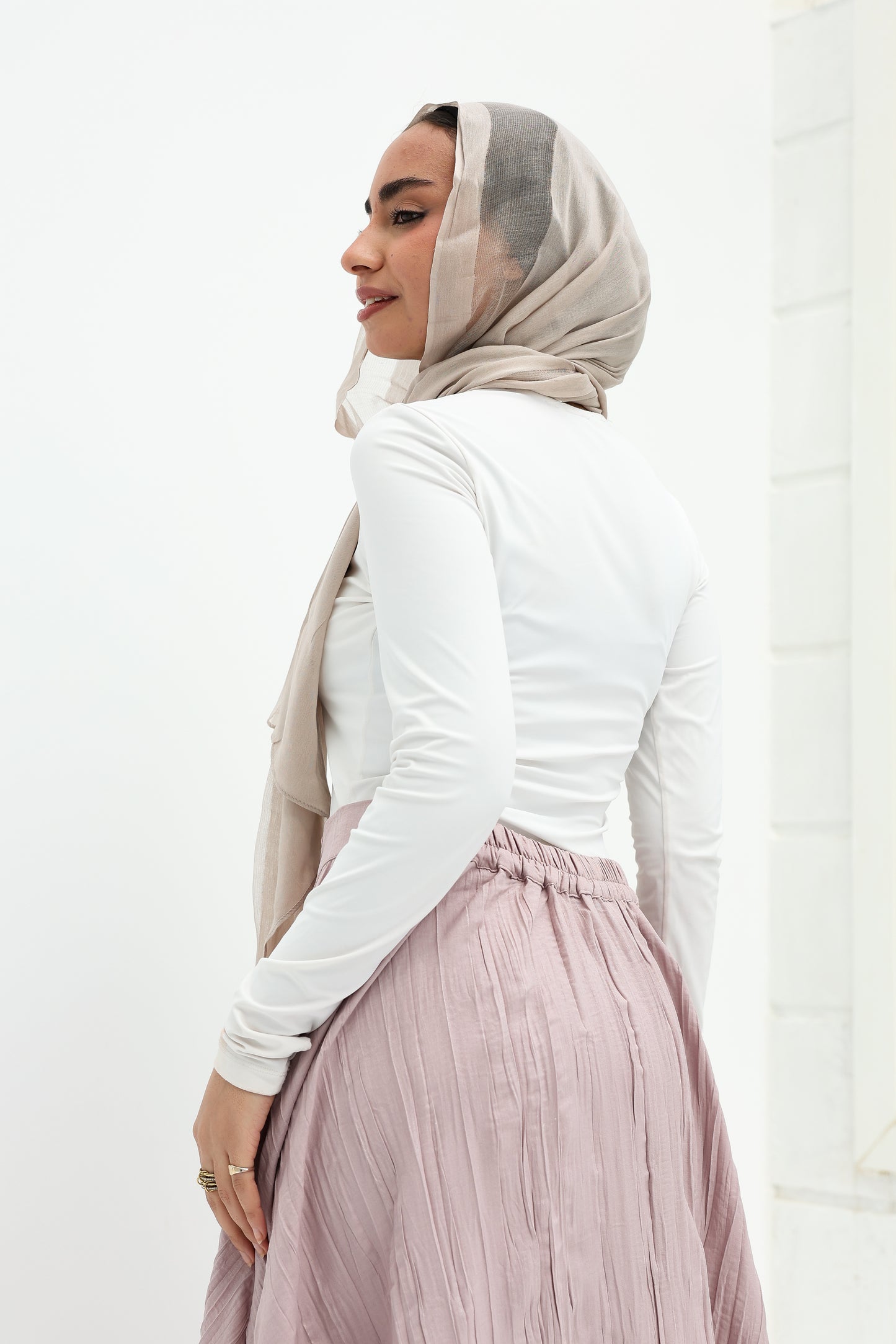 Crushed skirt in shimmered Kashmir تنورة بكسرات من القطن كشمير بلمعة خفيف