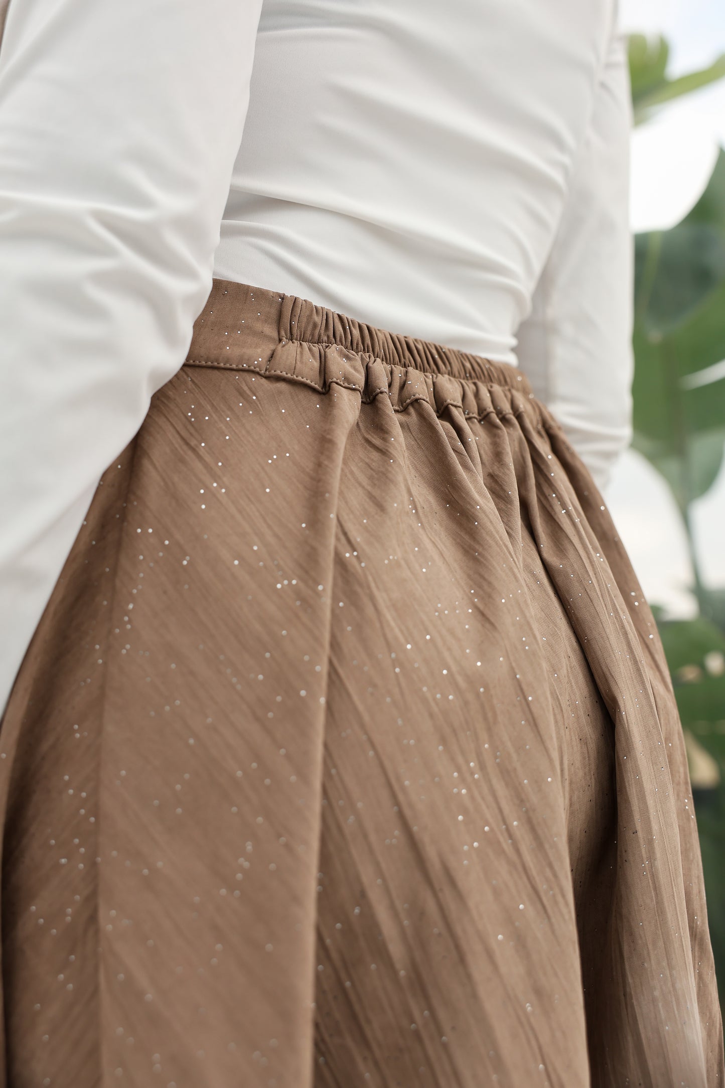 Crushed skirt in shimmered mocha تنورة بكسرات بلون الموكا بلمعة خفيفه