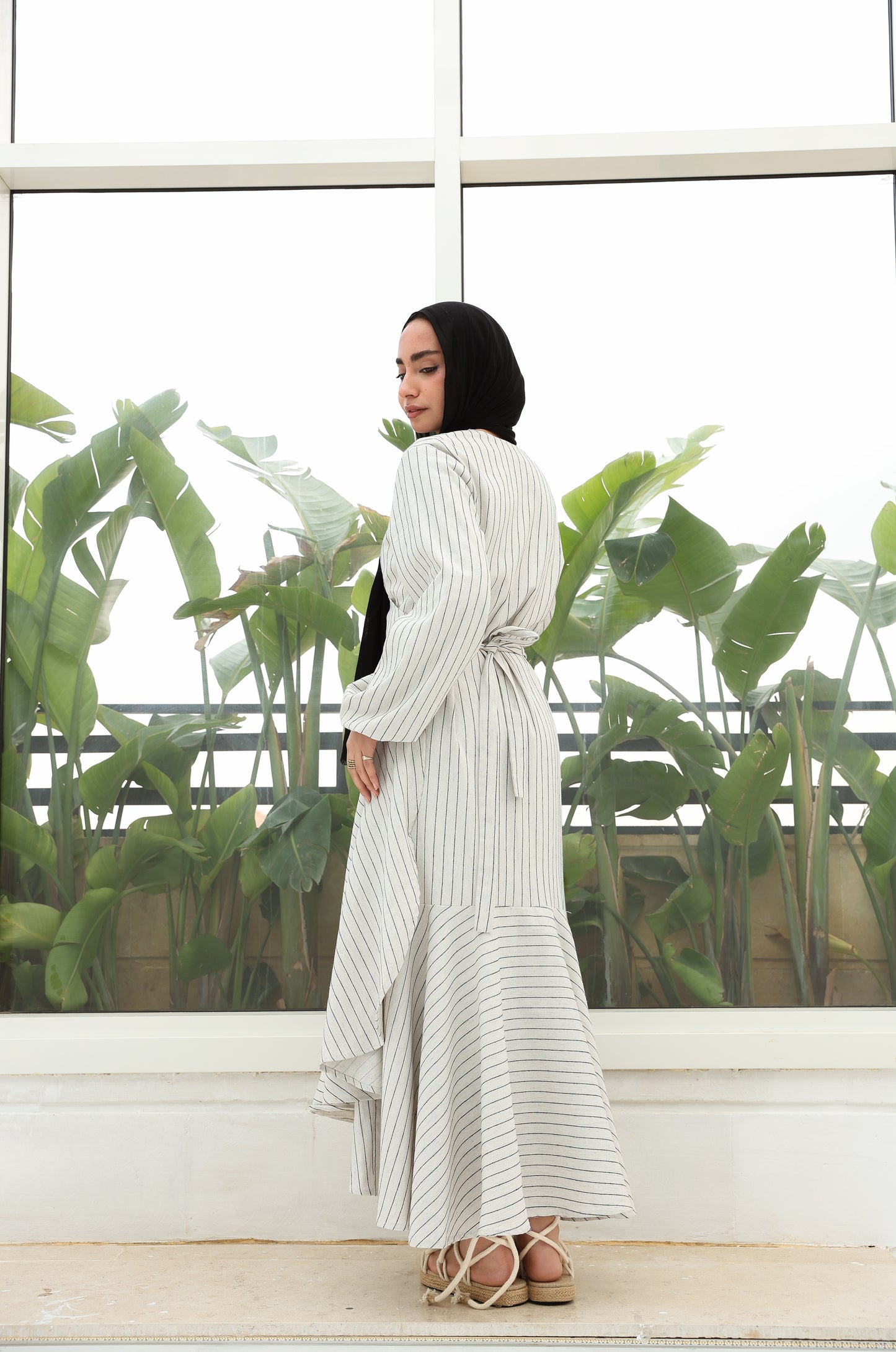 Wrap striped linen in beige   فستان كتان مخطط بلون البيج بنمط اللف