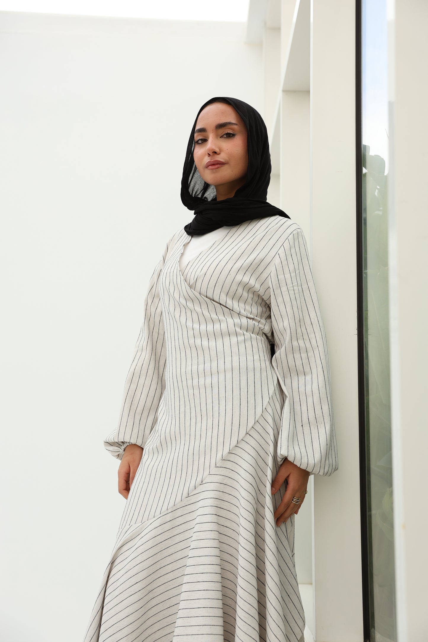 Wrap striped linen in beige   فستان كتان مخطط بلون البيج بنمط اللف