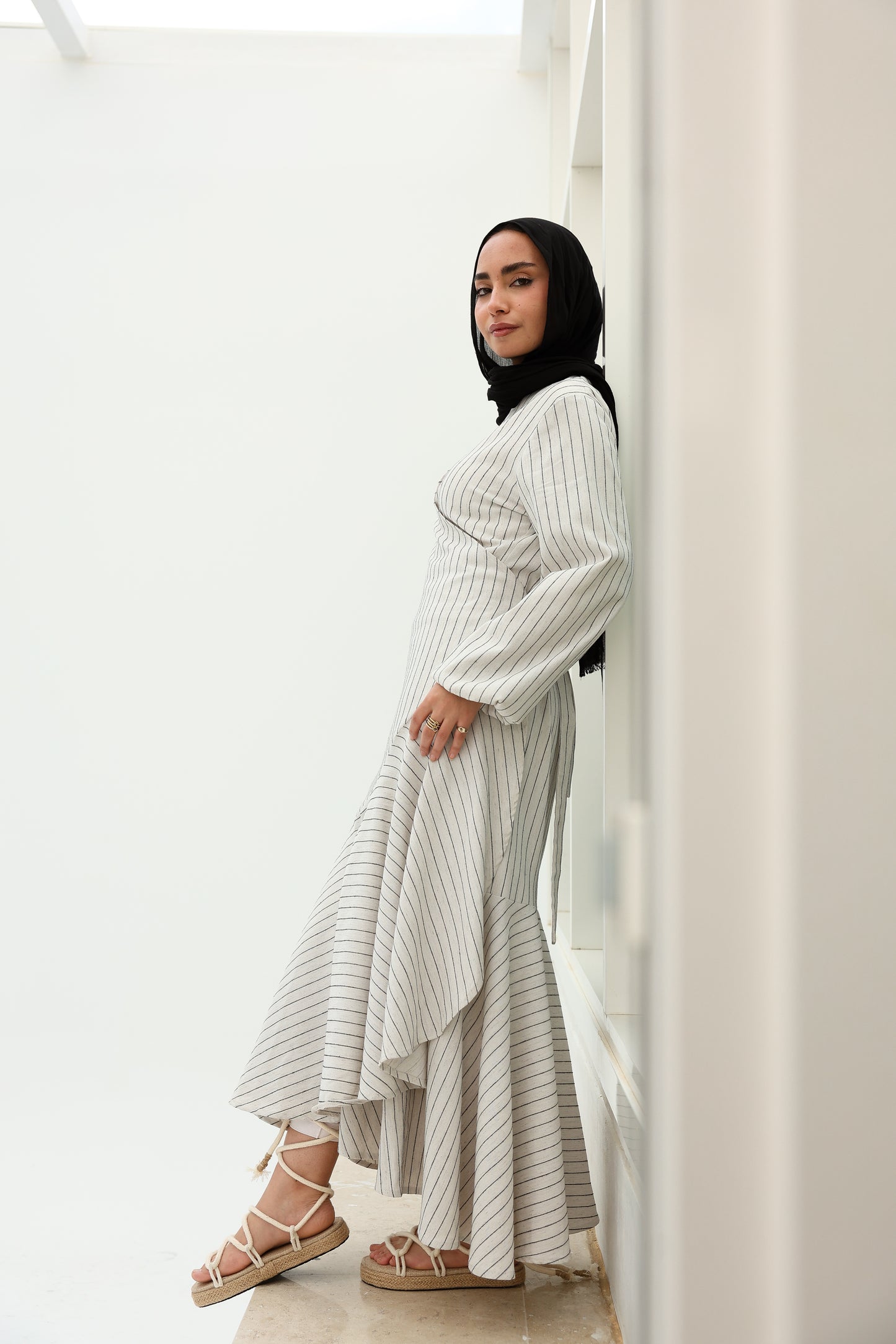 Wrap striped linen in beige   فستان كتان مخطط بلون البيج بنمط اللف