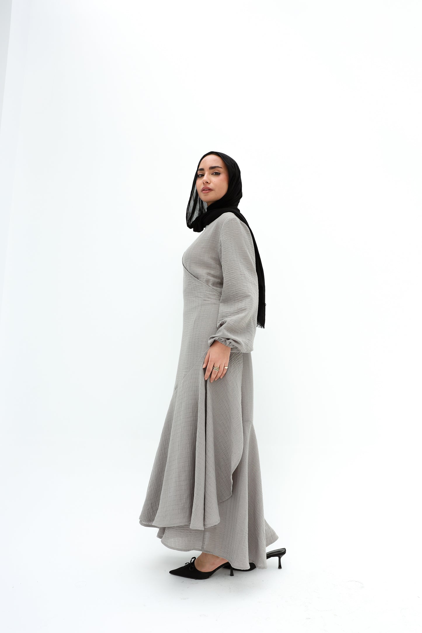 Wrap striped linen in gray   فستان كتان مخطط بلون الرمادي بنمط اللف