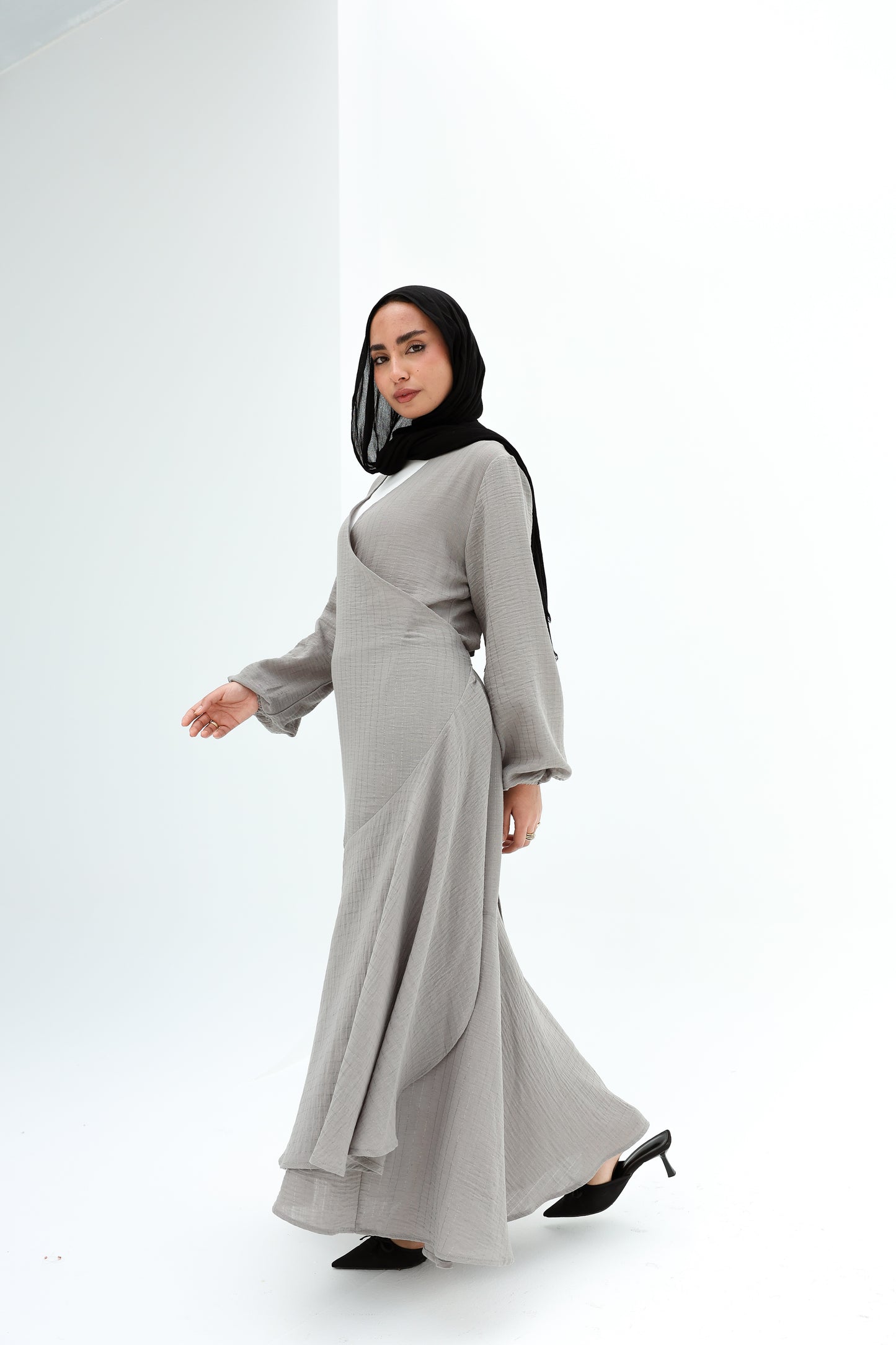 Wrap striped linen in gray   فستان كتان مخطط بلون الرمادي بنمط اللف