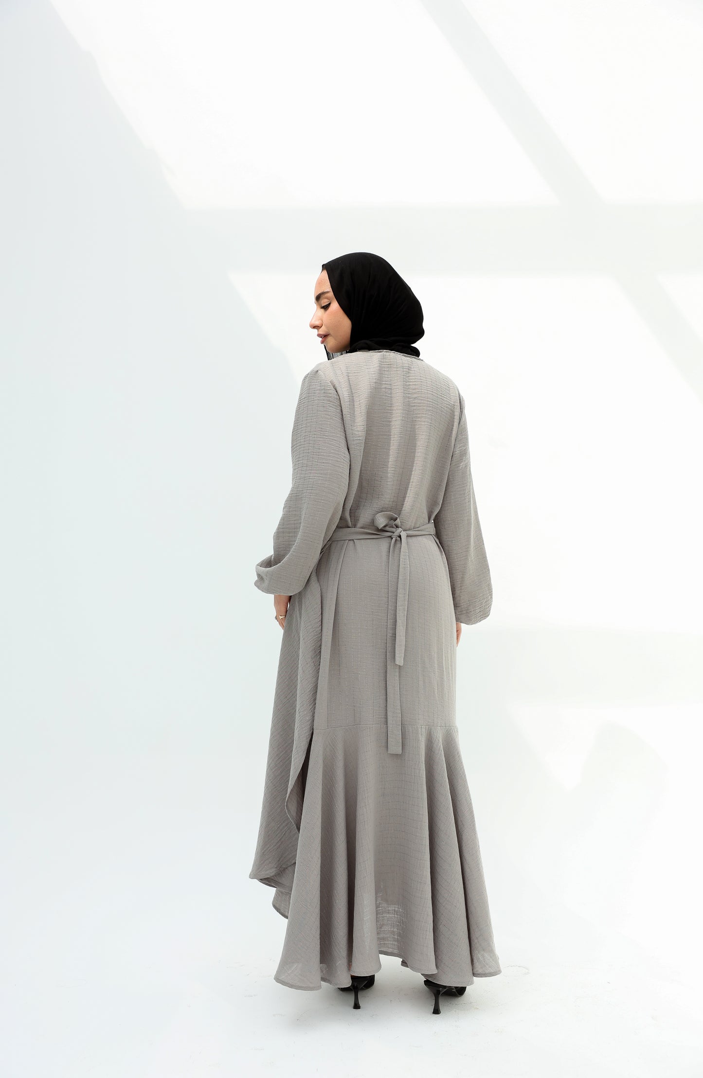 Wrap striped linen in gray   فستان كتان مخطط بلون الرمادي بنمط اللف