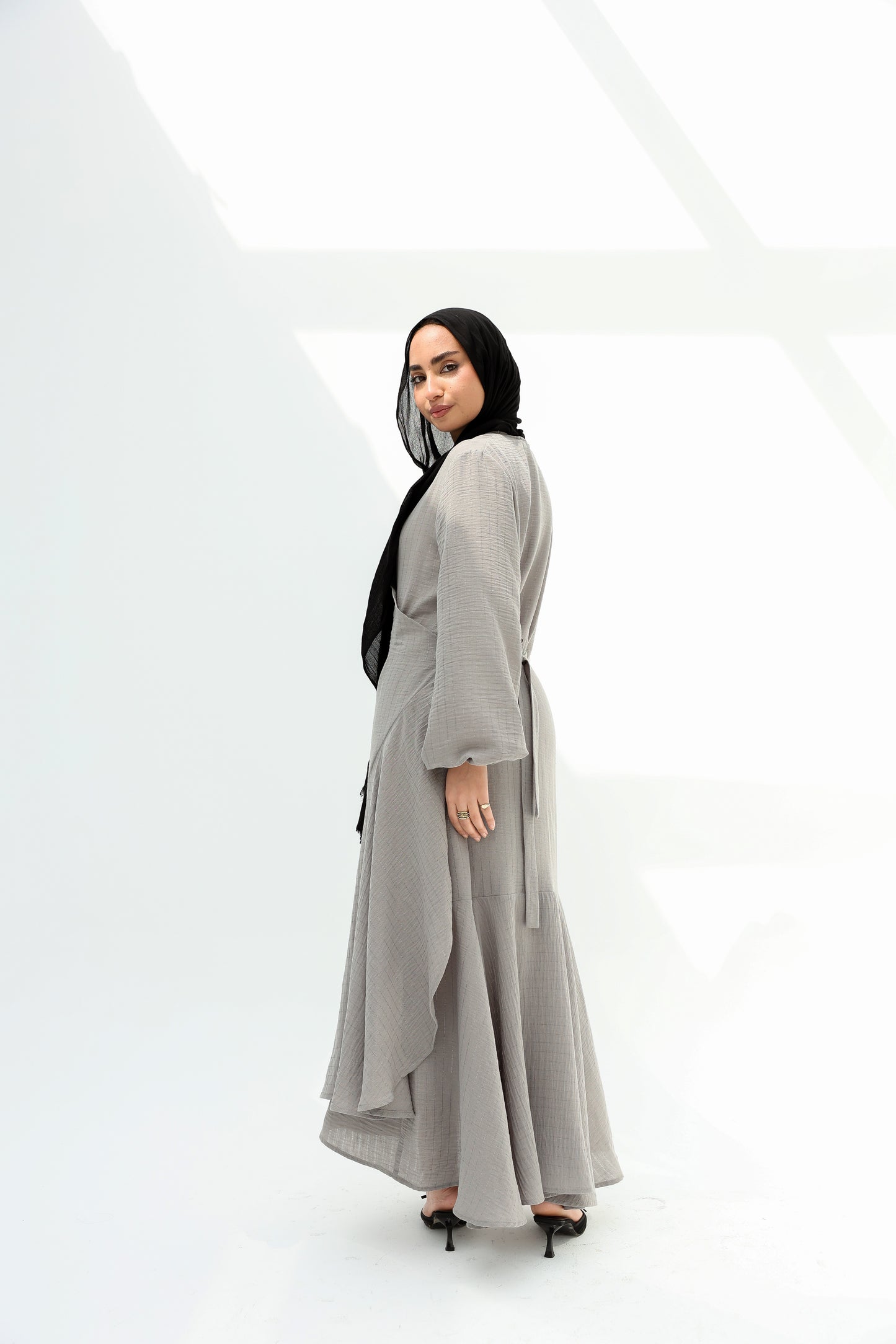 Wrap striped linen in gray   فستان كتان مخطط بلون الرمادي بنمط اللف