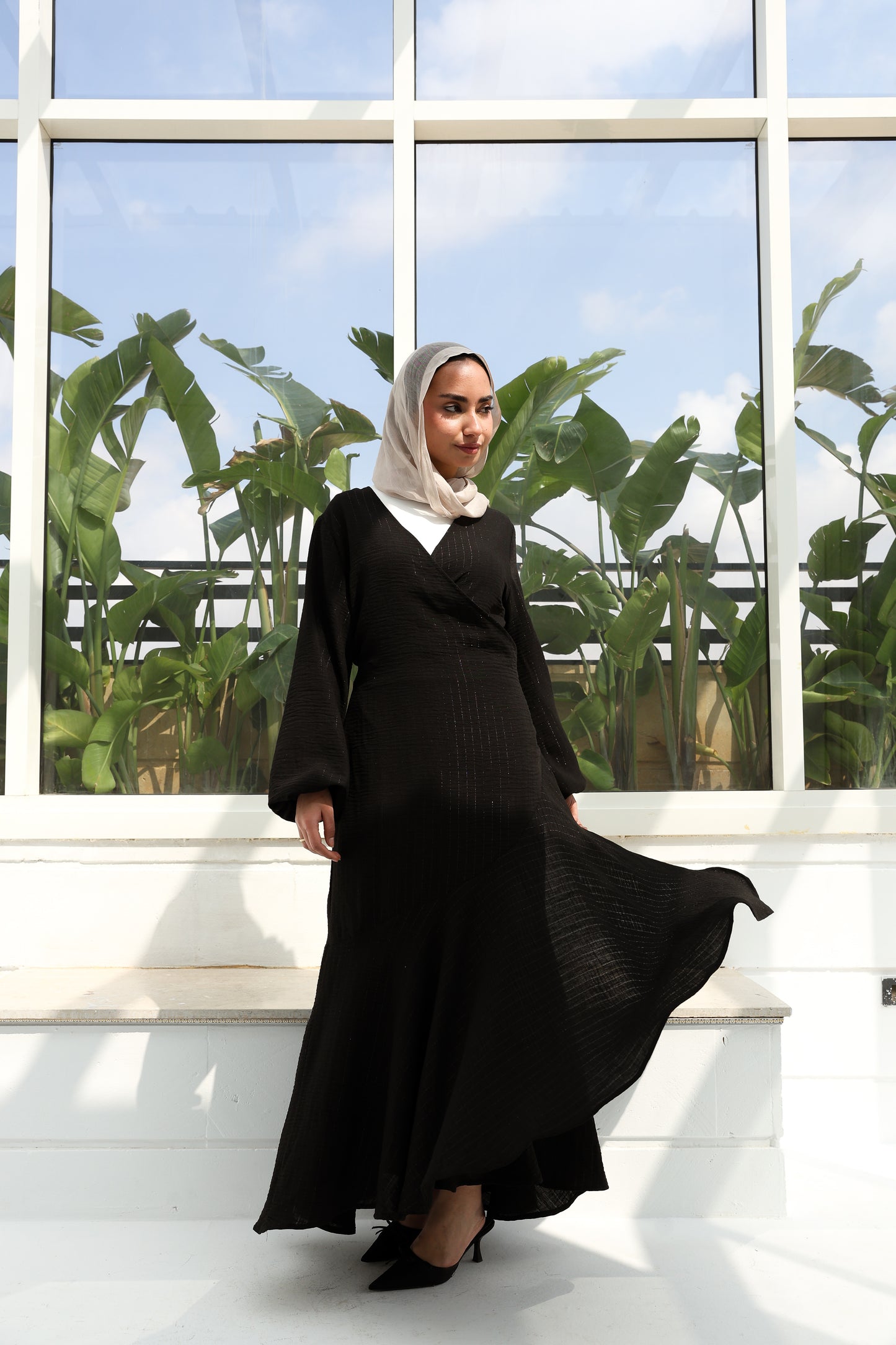 Wrap striped linen in black   فستان كتان مخطط بلون الاسود بنمط اللف