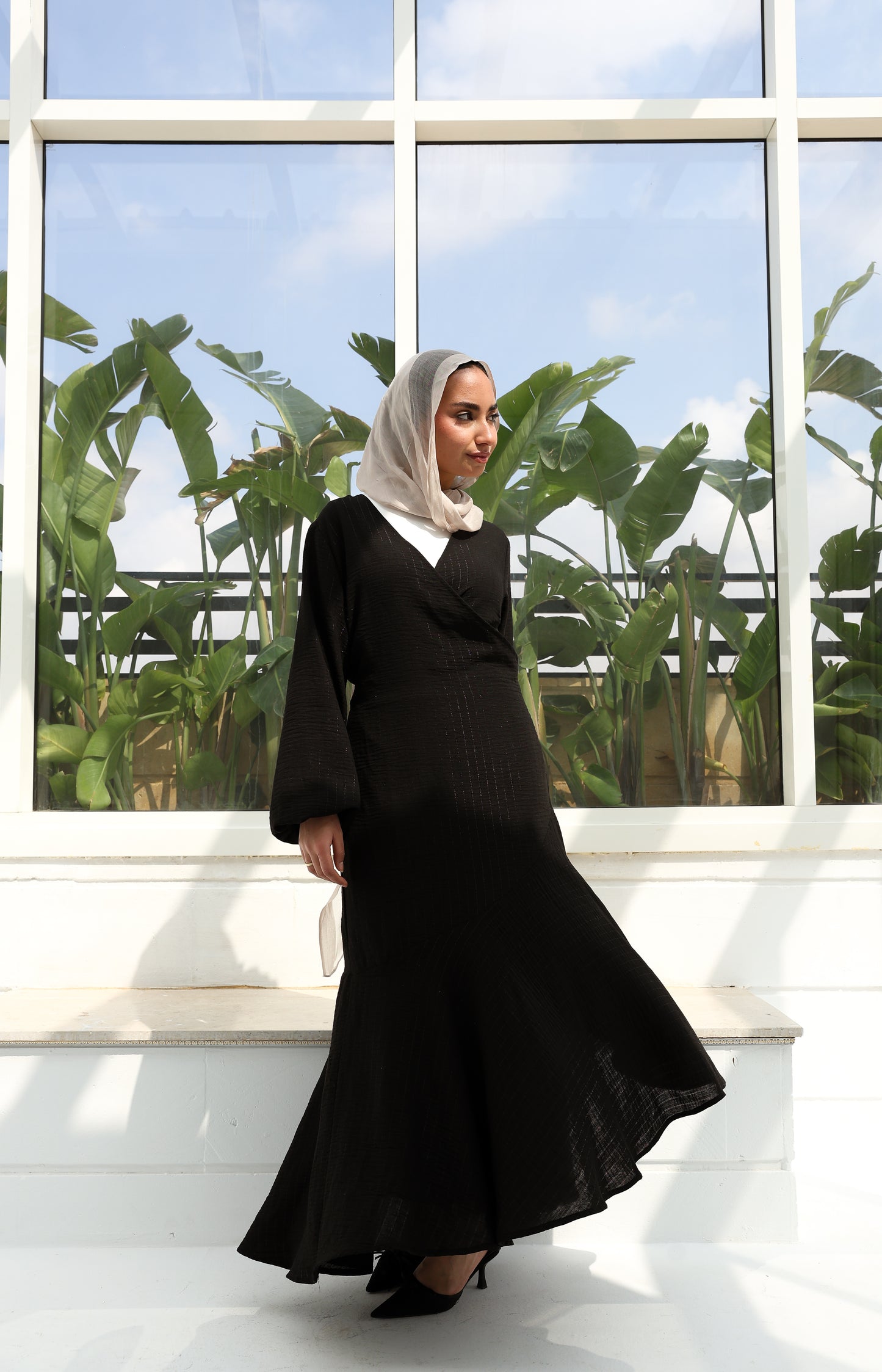 Wrap striped linen in black   فستان كتان مخطط بلون الاسود بنمط اللف