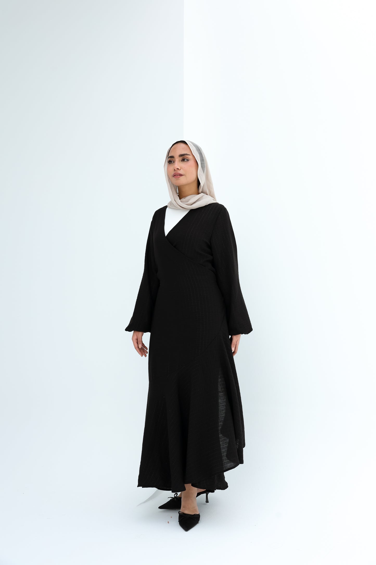 Wrap striped linen in black   فستان كتان مخطط بلون الاسود بنمط اللف