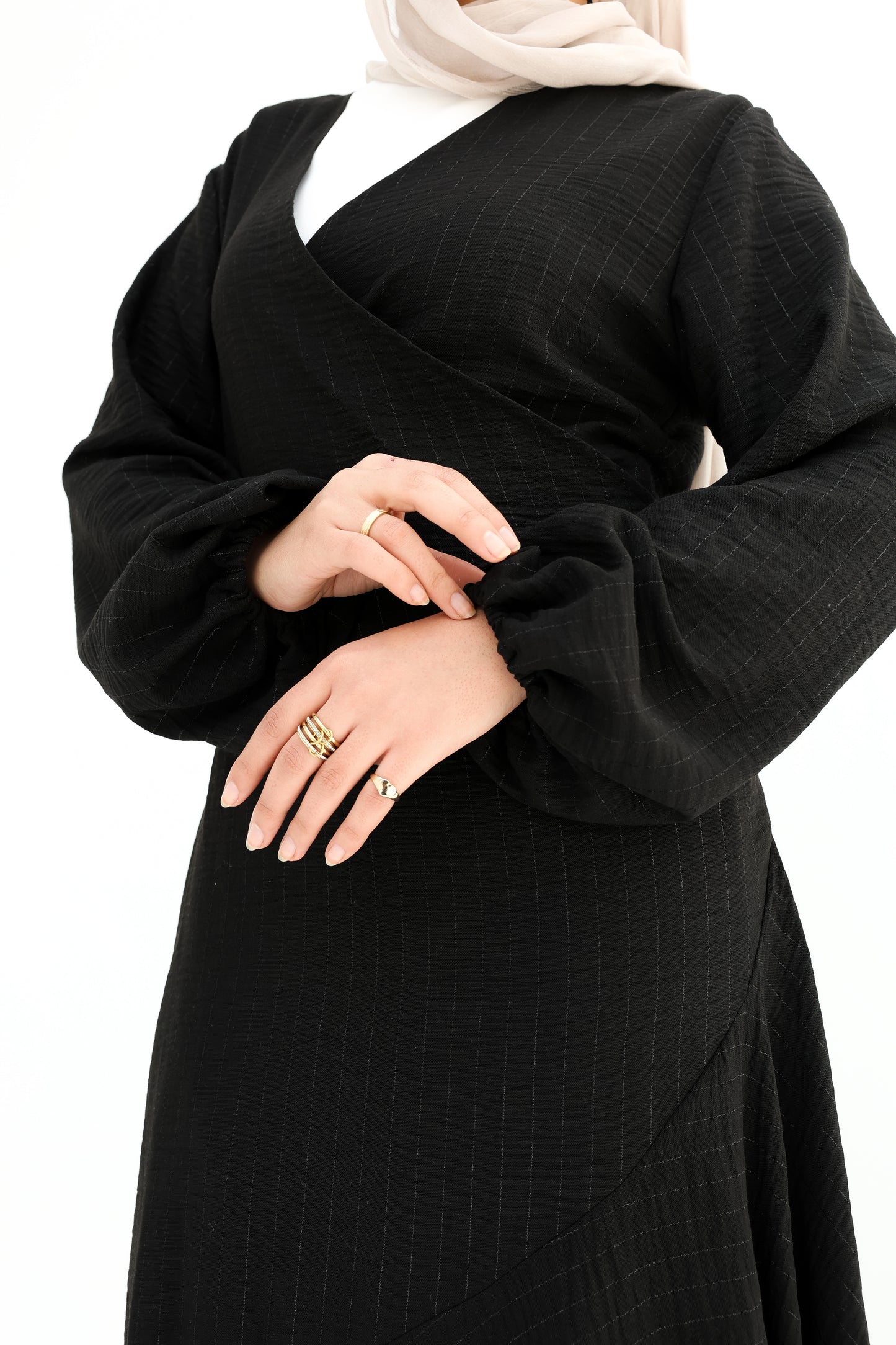 Wrap striped linen in black   فستان كتان مخطط بلون الاسود بنمط اللف