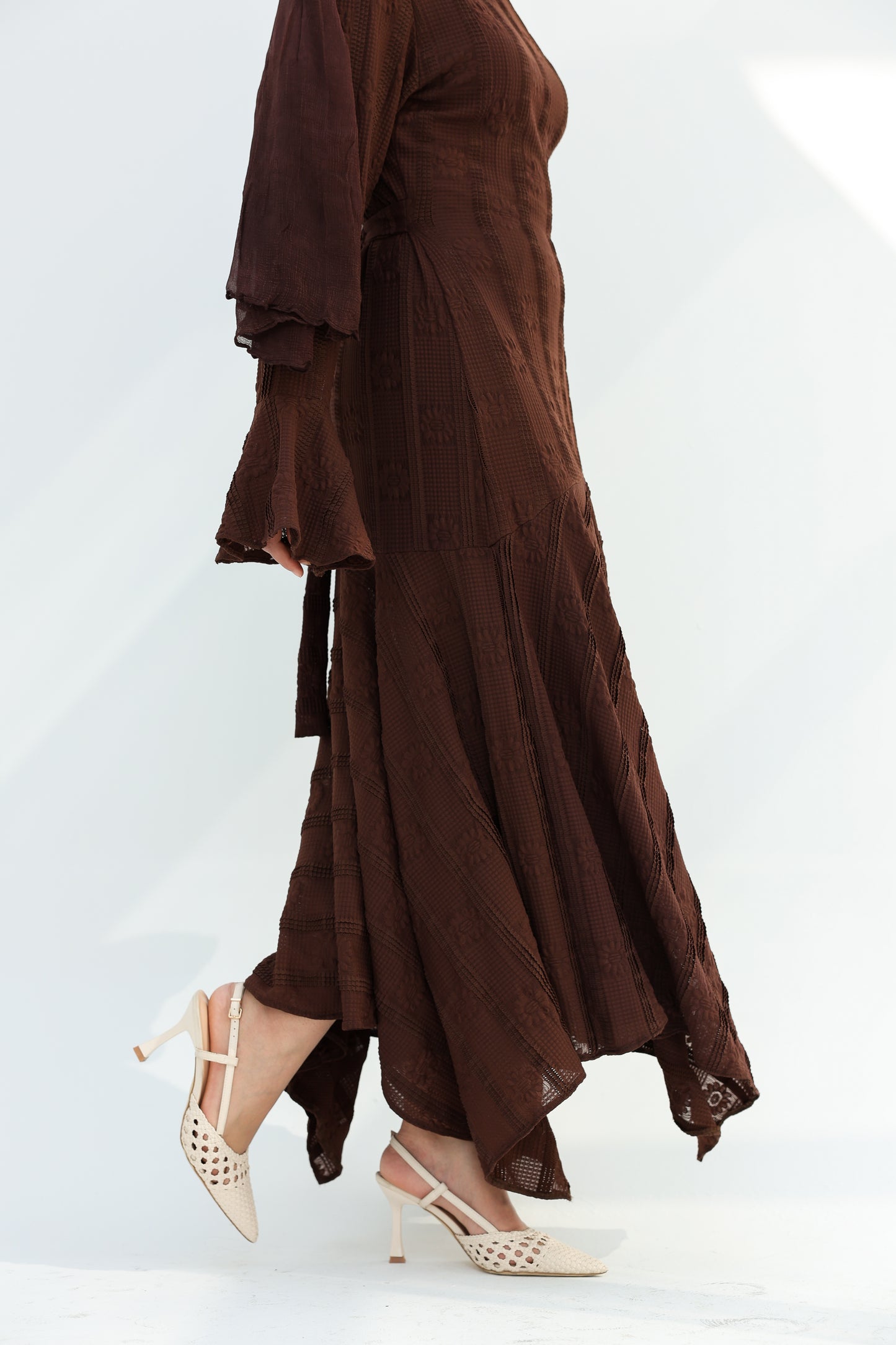 lace dress with a unique design in brown , fully lined." فستان من الدانتيل الفاخرباللون البني، يجسد براعة التصميم بتفاصيل فريدة وبطانة كامله ناعمة تمنحكِ رقياً لا يضاهى."