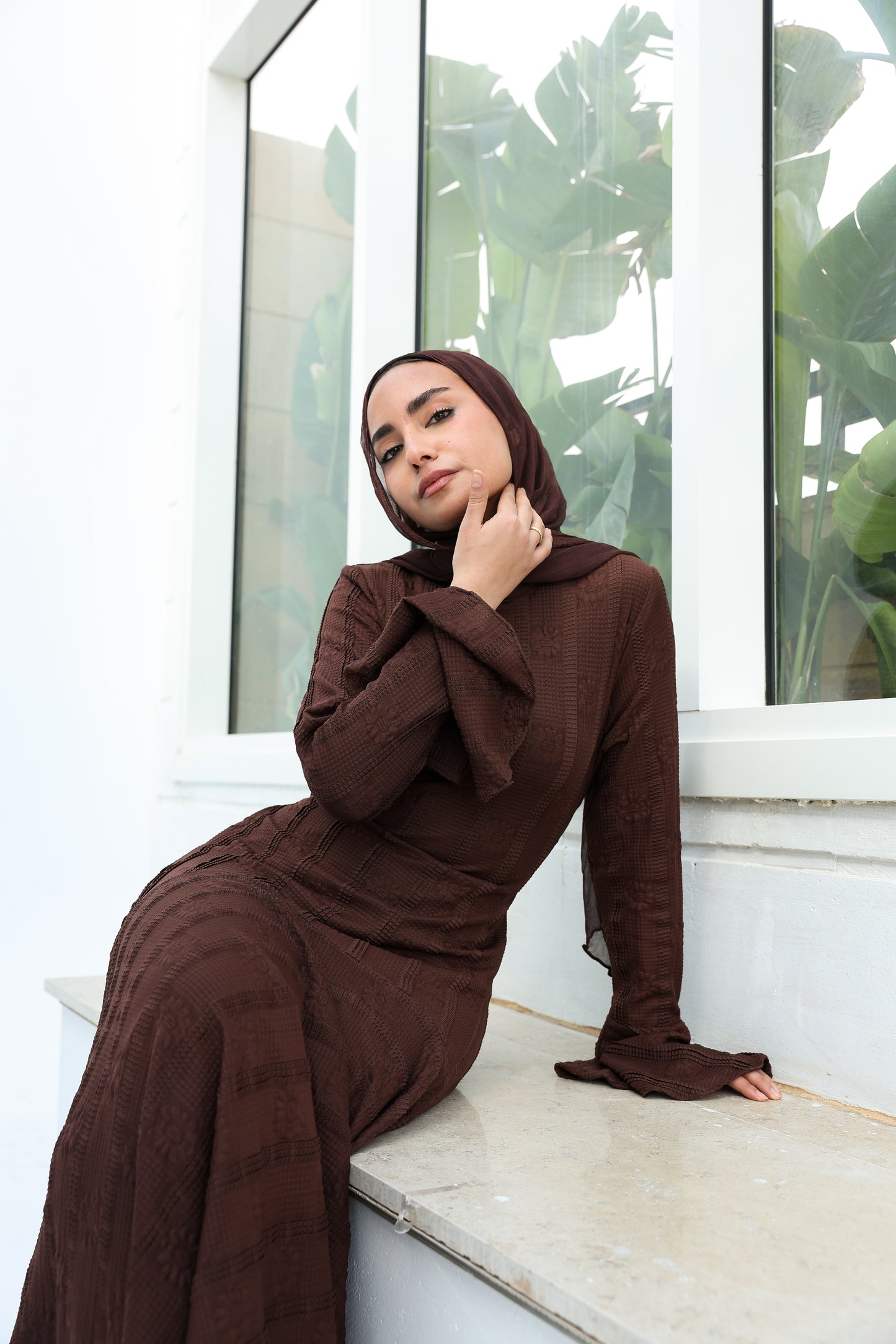 lace dress with a unique design in brown , fully lined." فستان من الدانتيل الفاخرباللون البني، يجسد براعة التصميم بتفاصيل فريدة وبطانة كامله ناعمة تمنحكِ رقياً لا يضاهى."