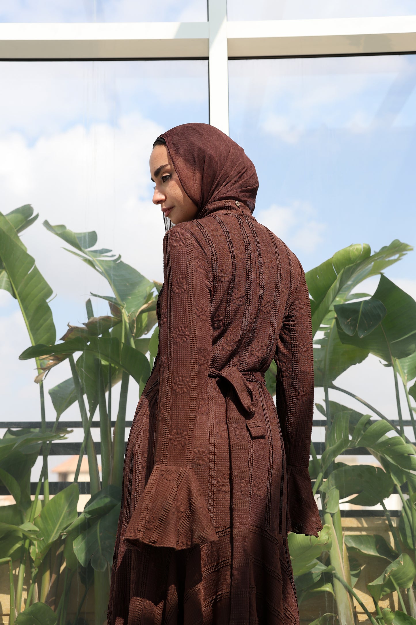 lace dress with a unique design in brown , fully lined." فستان من الدانتيل الفاخرباللون البني، يجسد براعة التصميم بتفاصيل فريدة وبطانة كامله ناعمة تمنحكِ رقياً لا يضاهى."