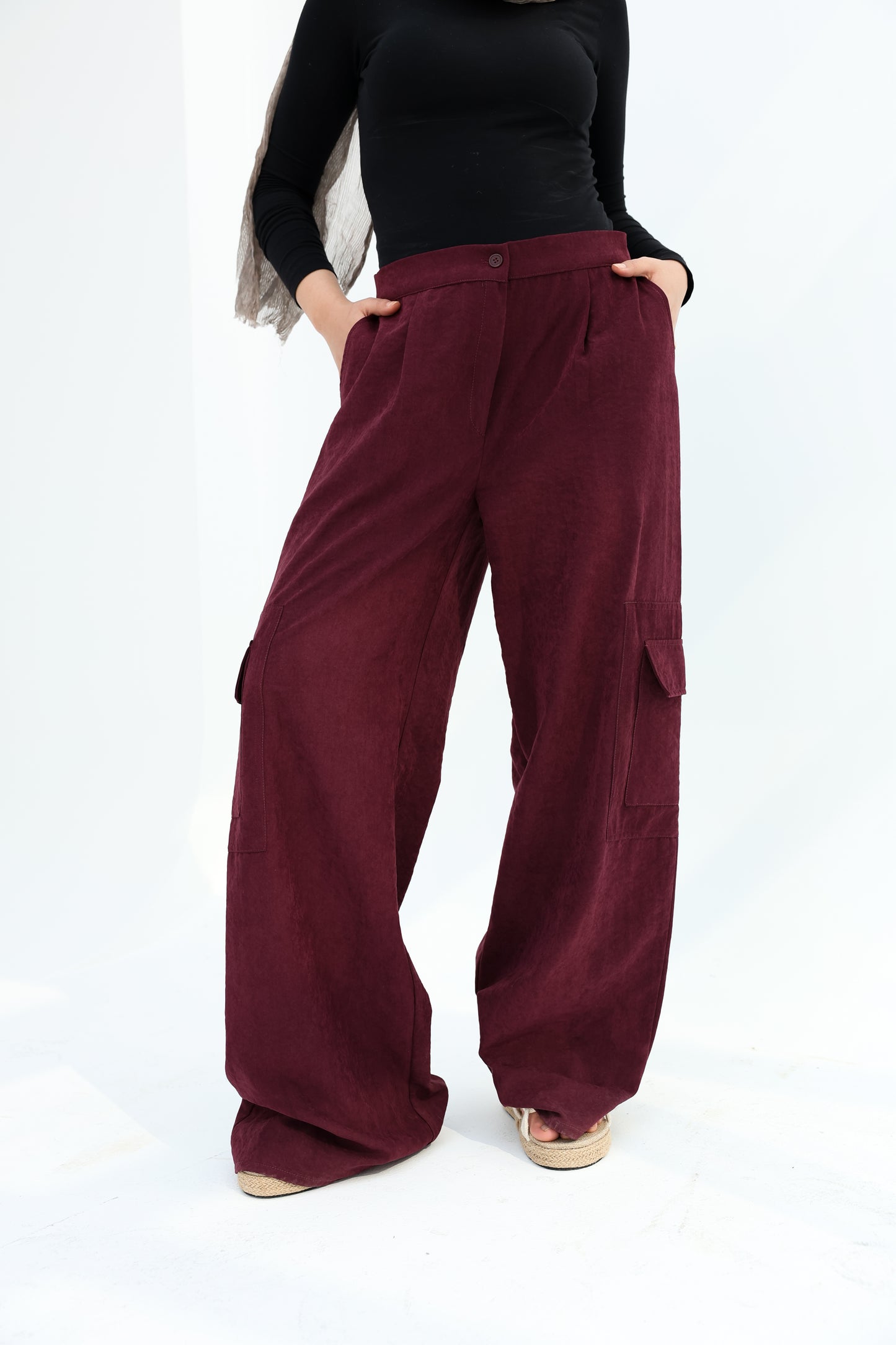 Versatile Cobra-fabric pants in Burgundy