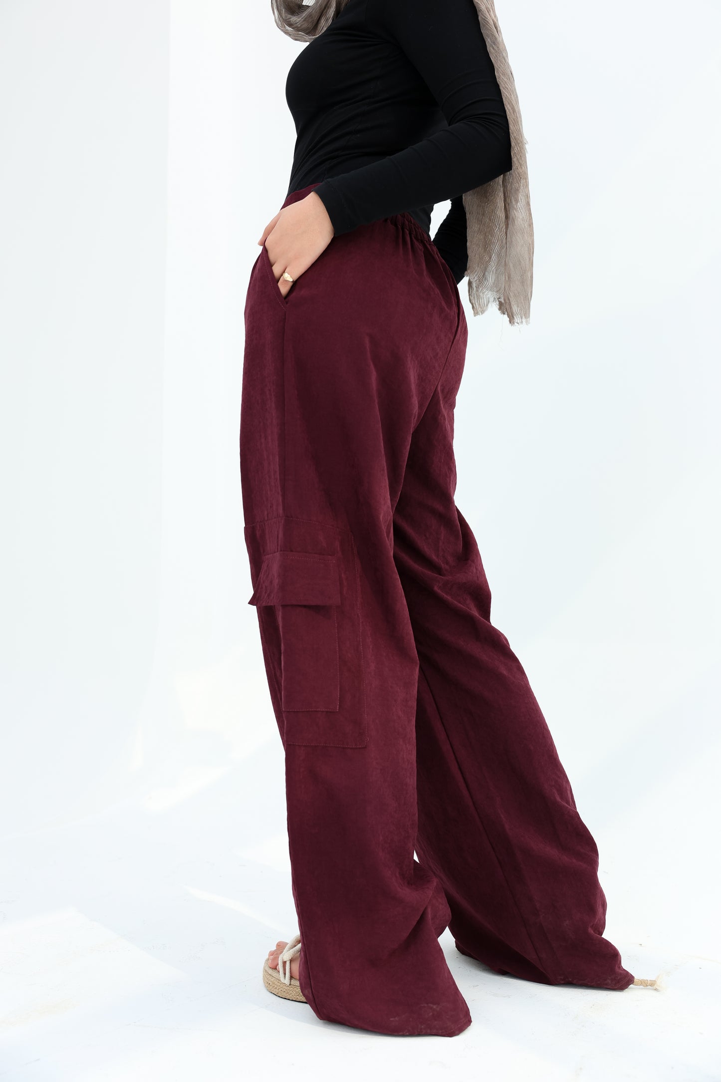 Versatile Cobra-fabric pants in Burgundy